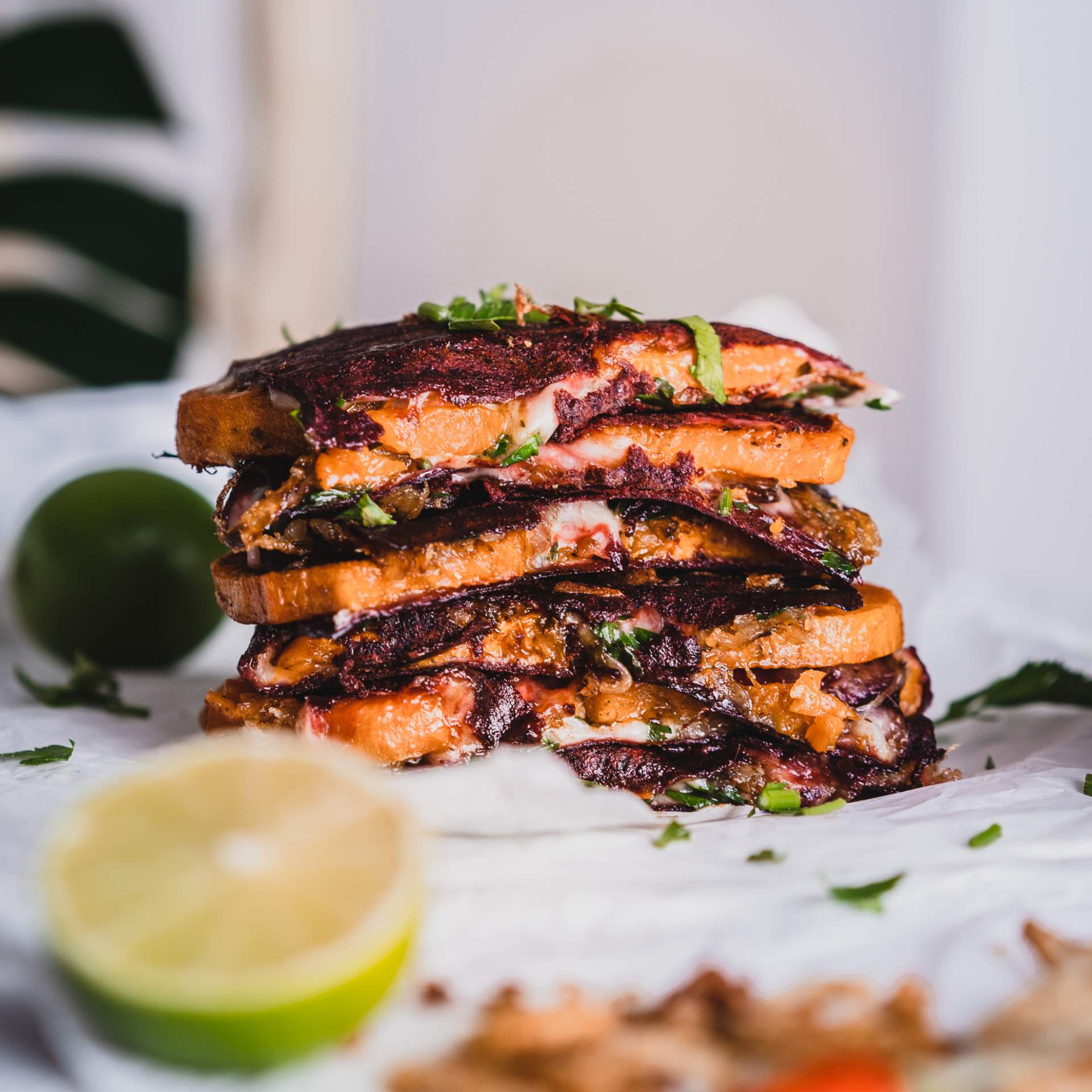 Vegane Quesadillas mit Süsskartoffeln, Röstzwiebeln und Avocado ...