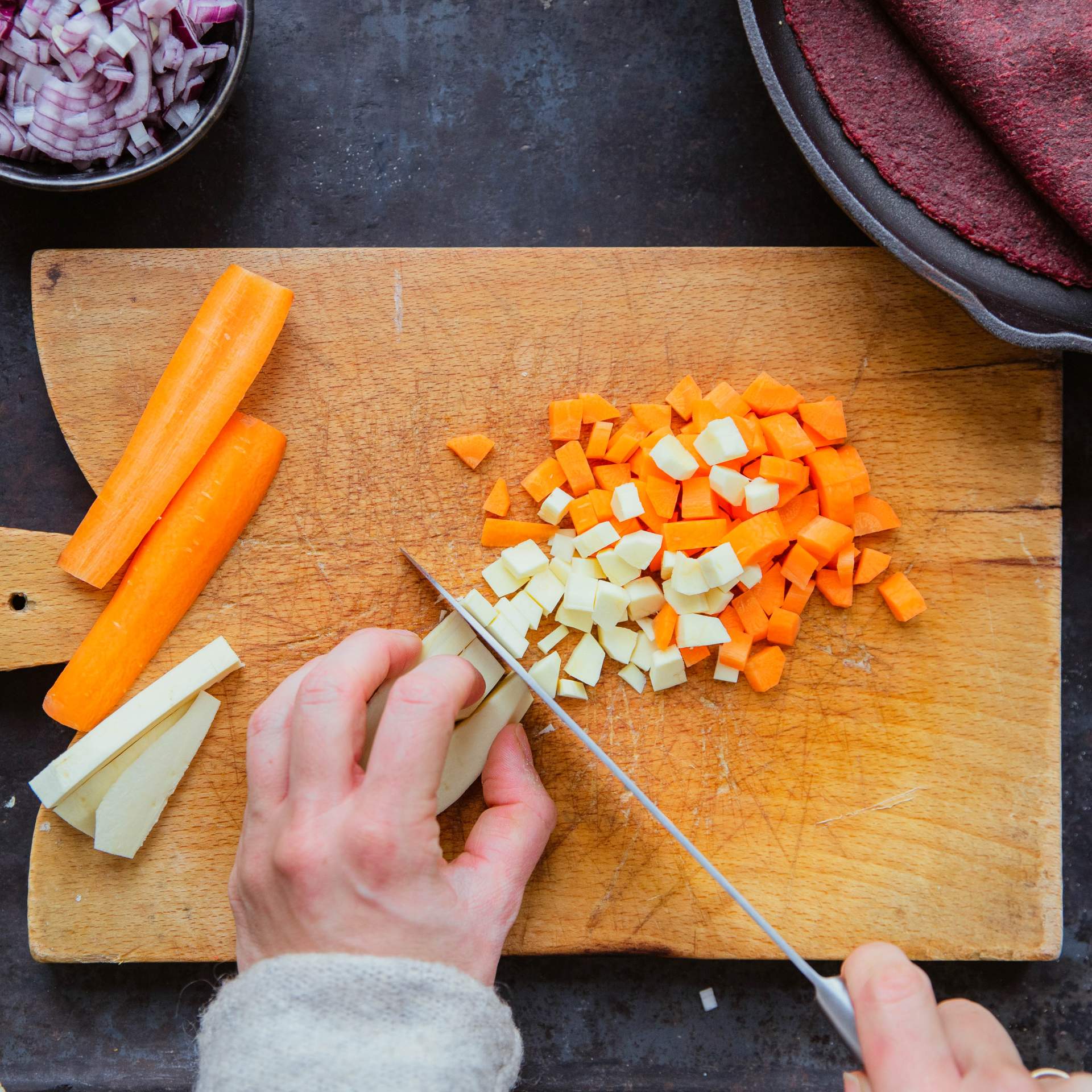 Karotten und Pastinake werden in kleine Würfel geschnitten