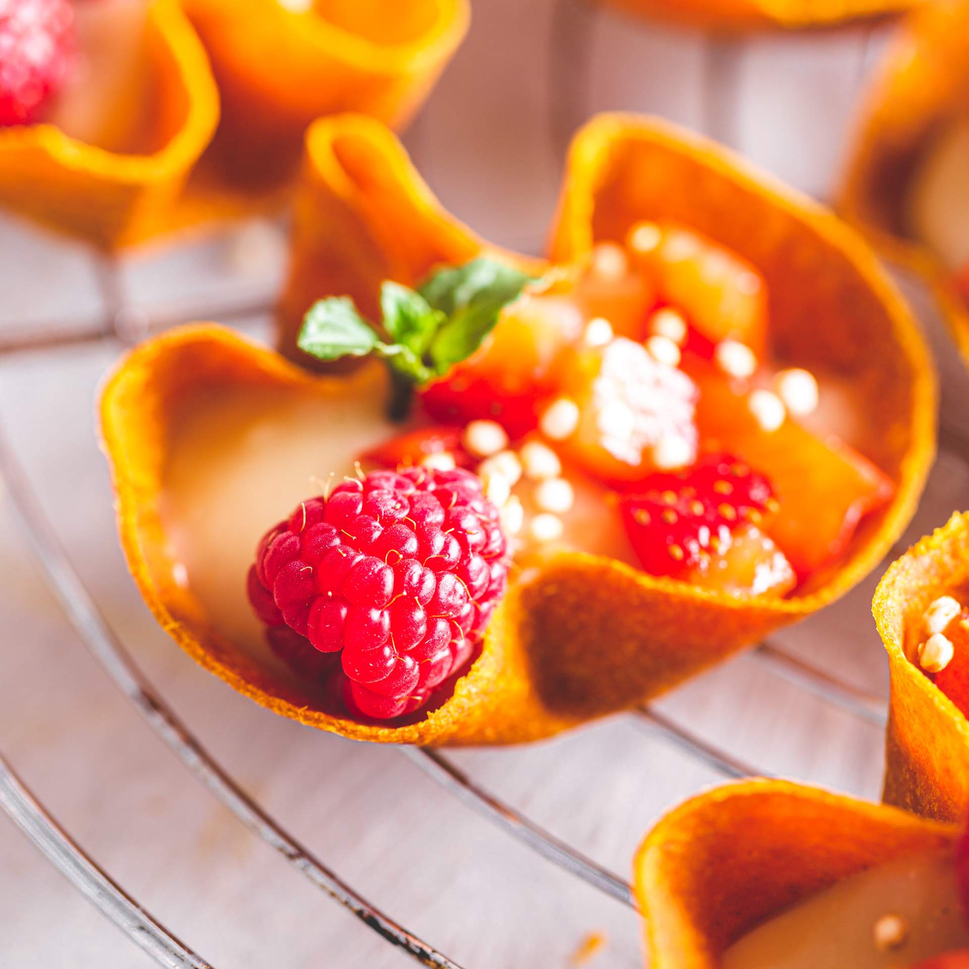 kleine Muffincups auf Karotten Tortillas gefüllt mit Tonkapudding Erdbeeren und Himbeeren