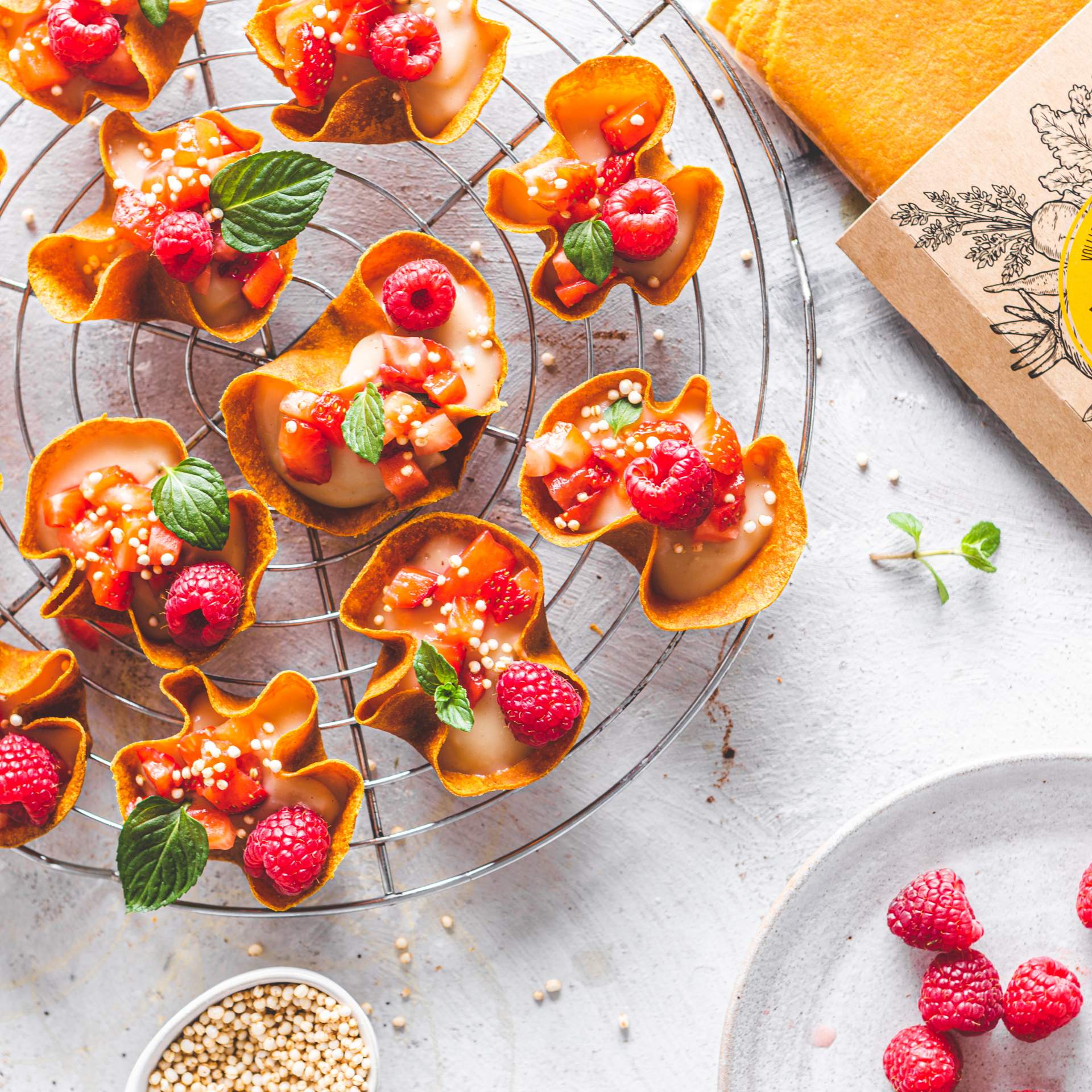 kleine Muffincups auf Karotten Tortillas gefüllt mit Tonkapudding Erdbeeren und Himbeeren