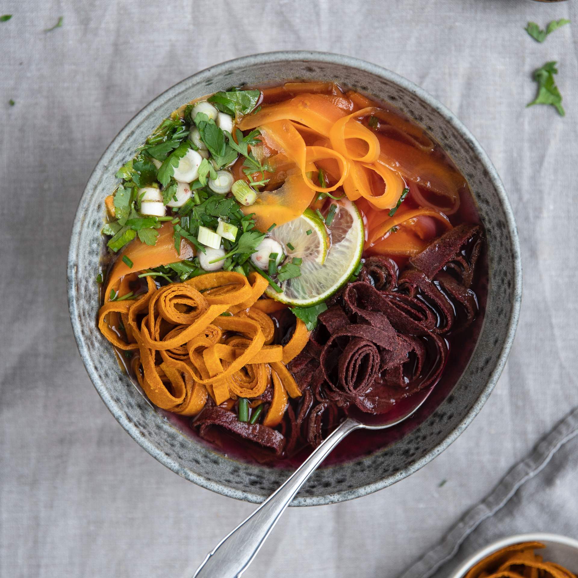 Gemüsesuppe mit Flädle aus Karotten und Rote Beete Tortillas