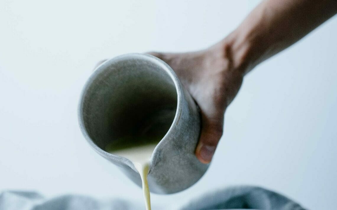 Sahne wird aus einem Krug geleert