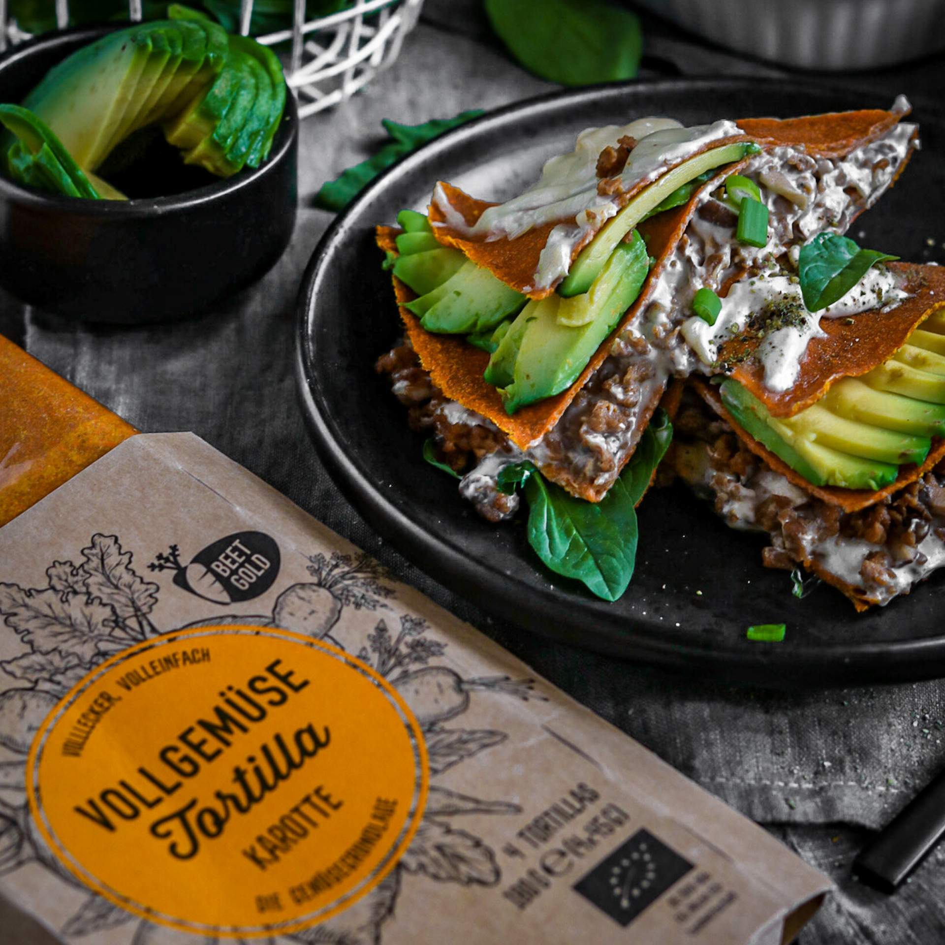 Tortilla Taschen Gefüllt mit Avocado, Pilzen, veganem Hack und einer Käsesauce