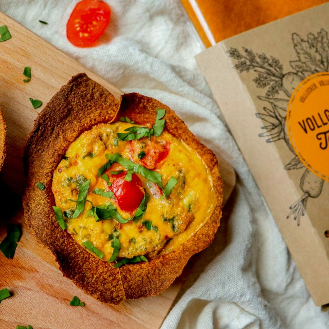 Fertig gebackene Mini Quiche mit einer Karotten Tortilla als Teig