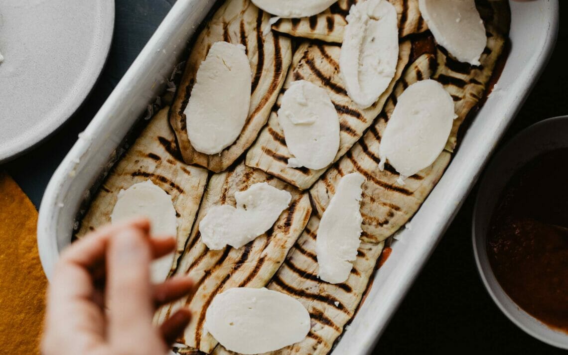 Auflaufform mit gebratenen Aubergine und Mozzarella