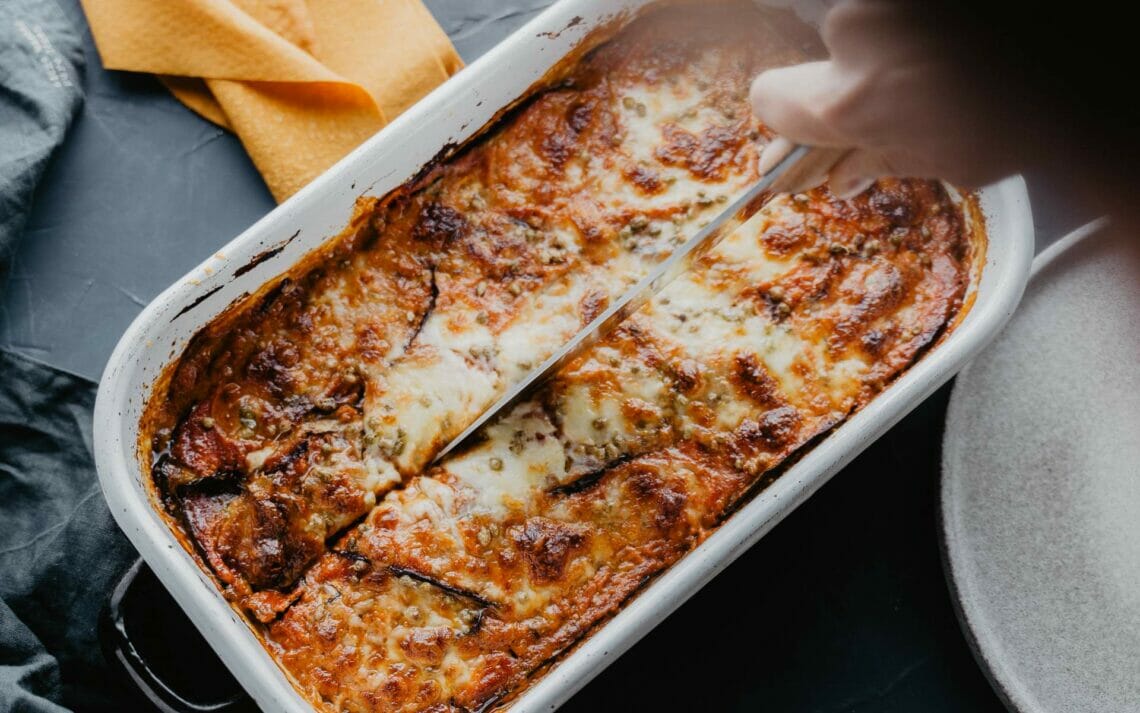 Auflaufform mit Parmigiana mit Käse überbacken