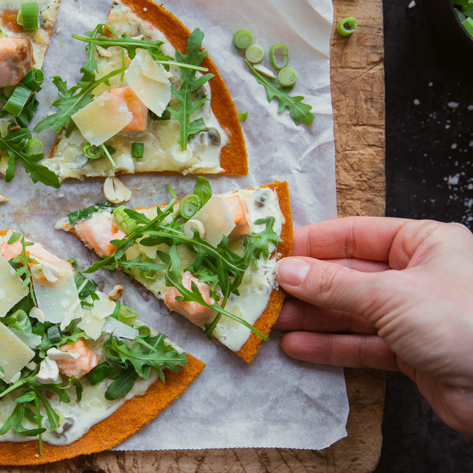 Lachspizza mit Rucola und Kapern-Creme - Beetgold Vollgemüse