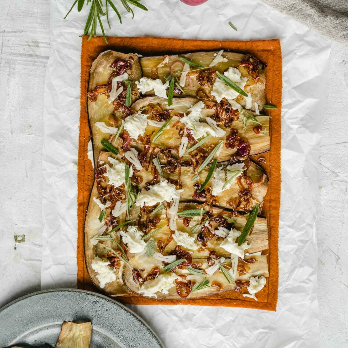 Vollgemüse Pizzaboden mit Aubergine, Röstzwiebeln, Rosmarin und Mozzarella