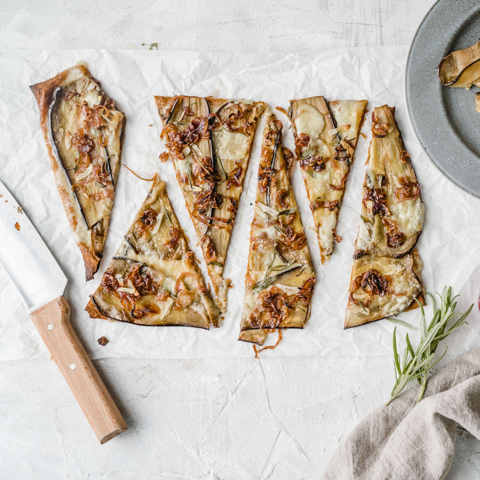 Gempse Flammkuchen/Pizza mit Aubergine, Rosmarin und Käse überbacken