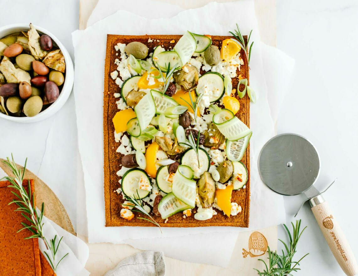 Gemüse Pizza mit Zucchini, Gurke, Paprika, Oliven und Feta im Griechischen Style
