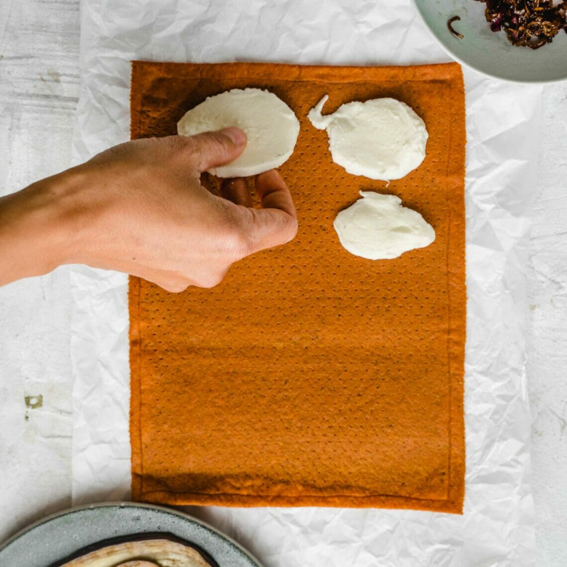 Vollgemüse Pizzaboden wird mit Mozzarella belegt