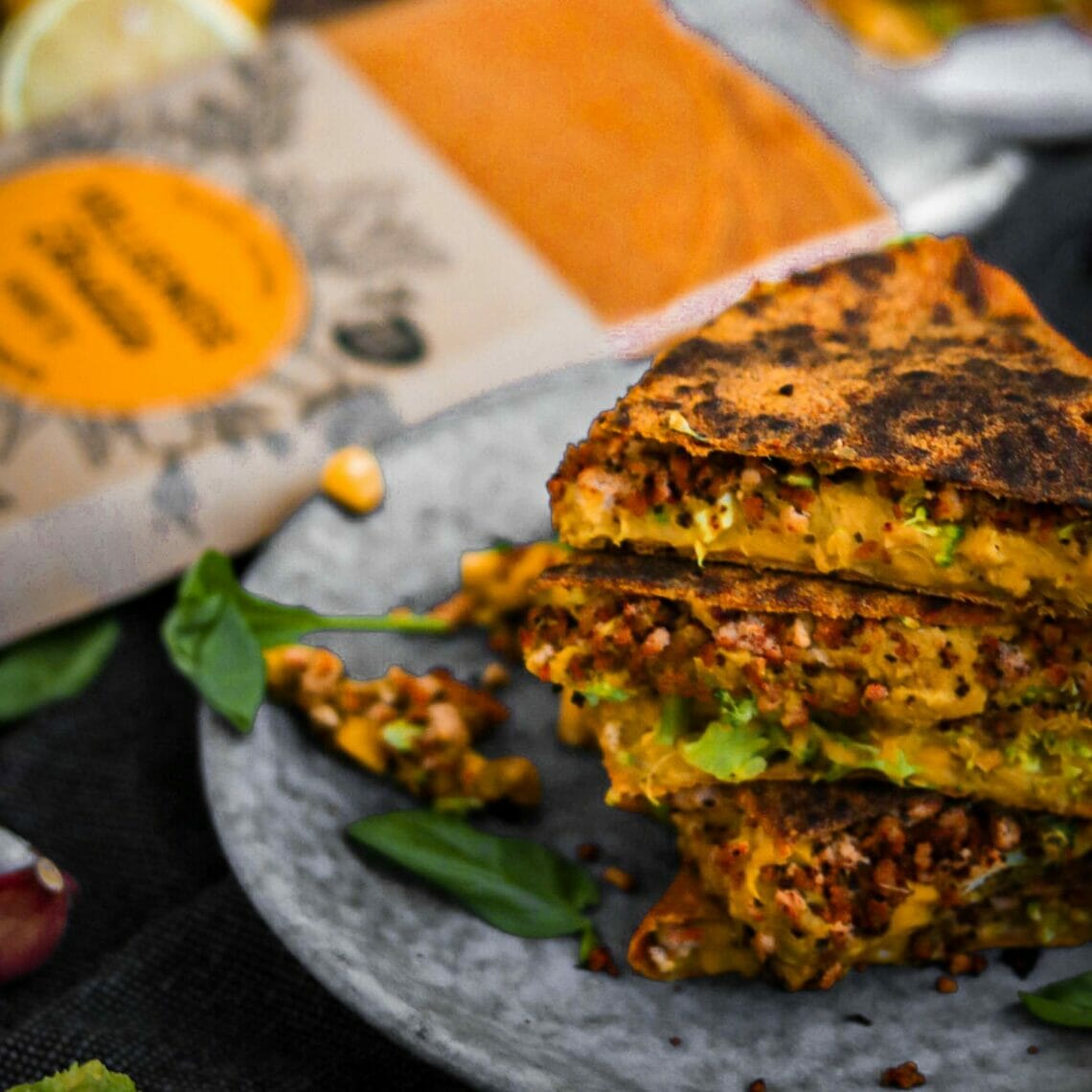 Vegane Quesadillas mit Tofu-Hack, Brokkoli und Mais