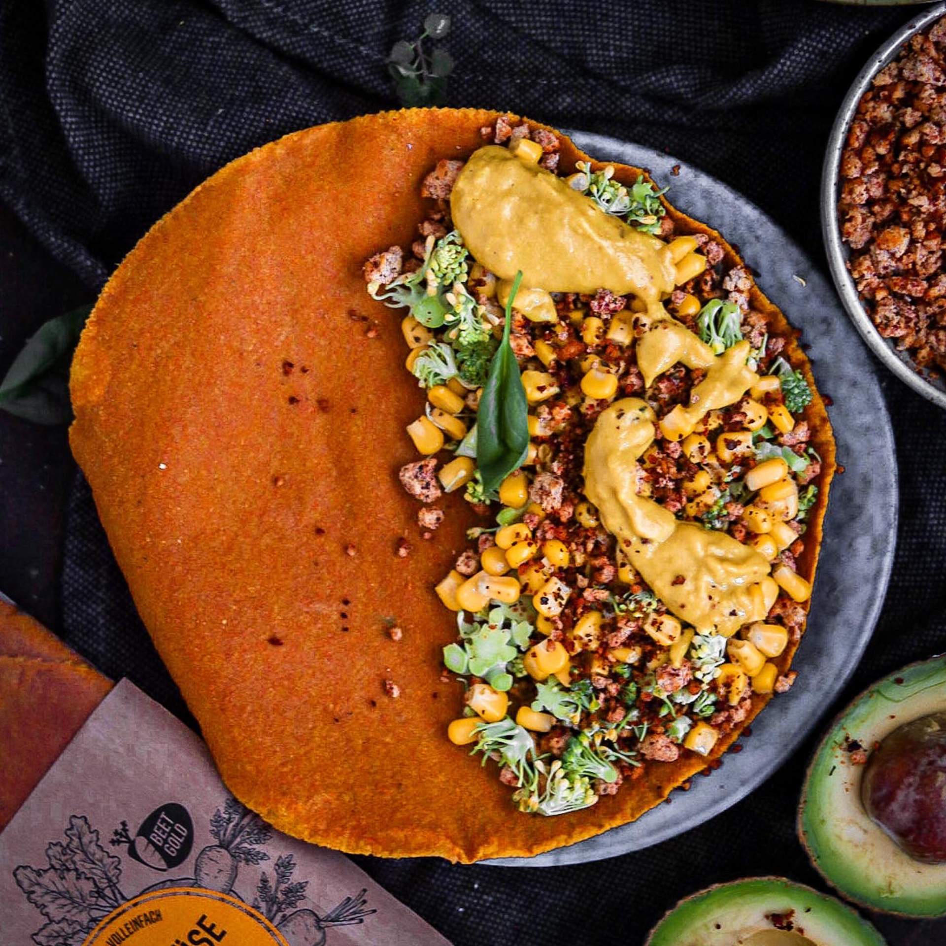 Zur Hälfte gefüllter Karotten Tortillas mit Mais, Brokkolie, Tofu Hack und Käsesauce