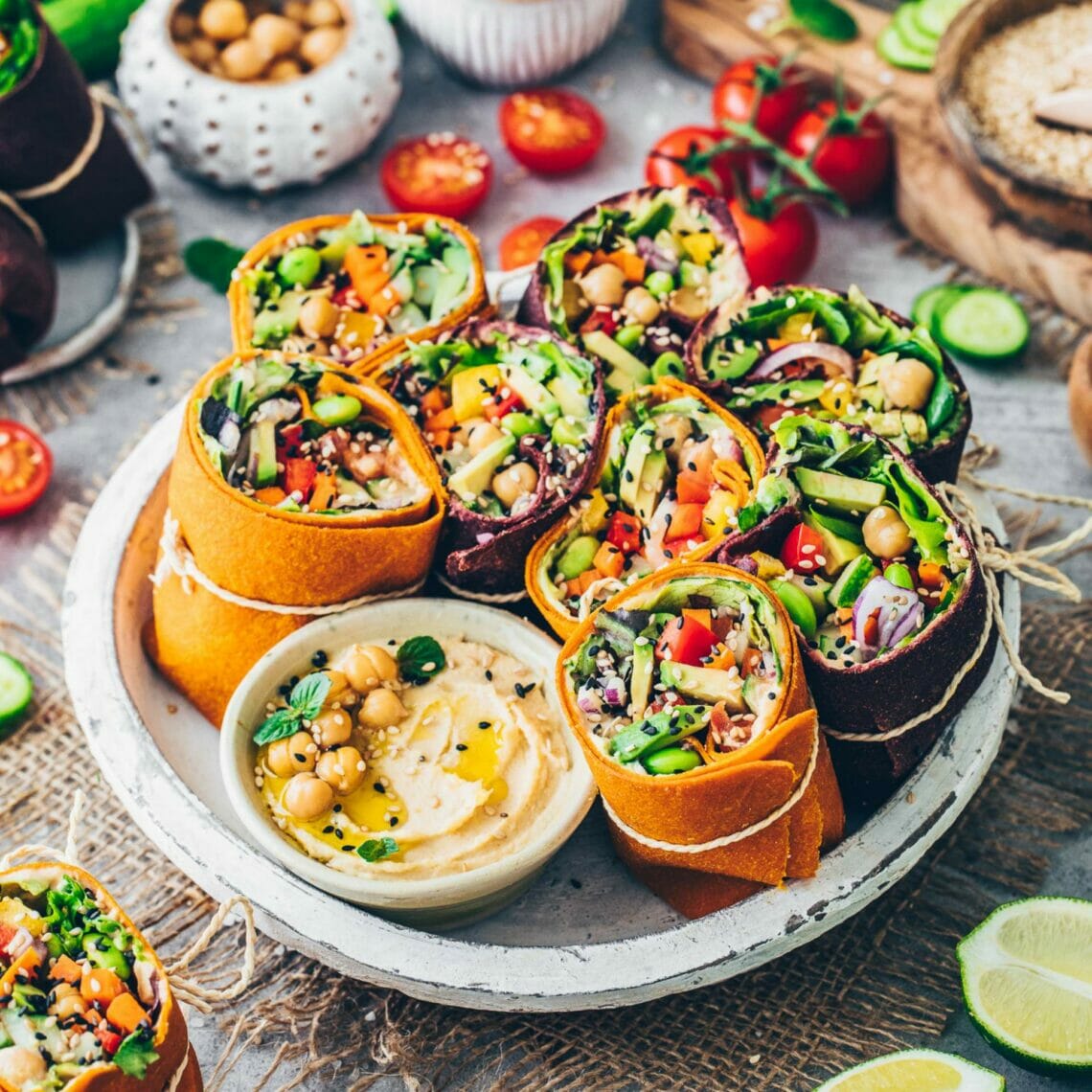 Schale mit acht fertigen Tortilla Wraps, zudem eine Dip-Schale gefüllt mit Hummus