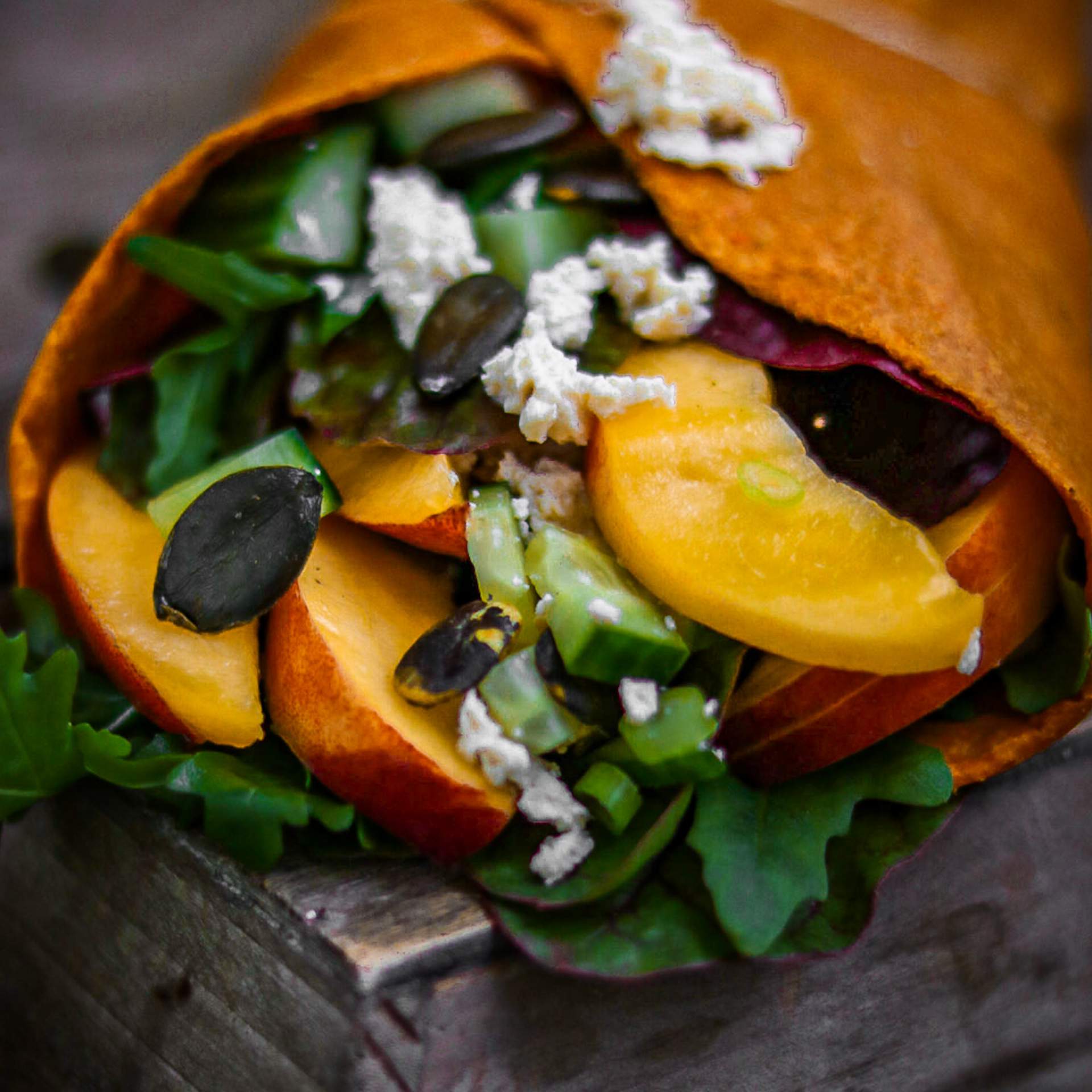 Gefüllte Tortilla Wraps mit Nektarinen, Buntem Salat, Tofu und Kürbiskernen