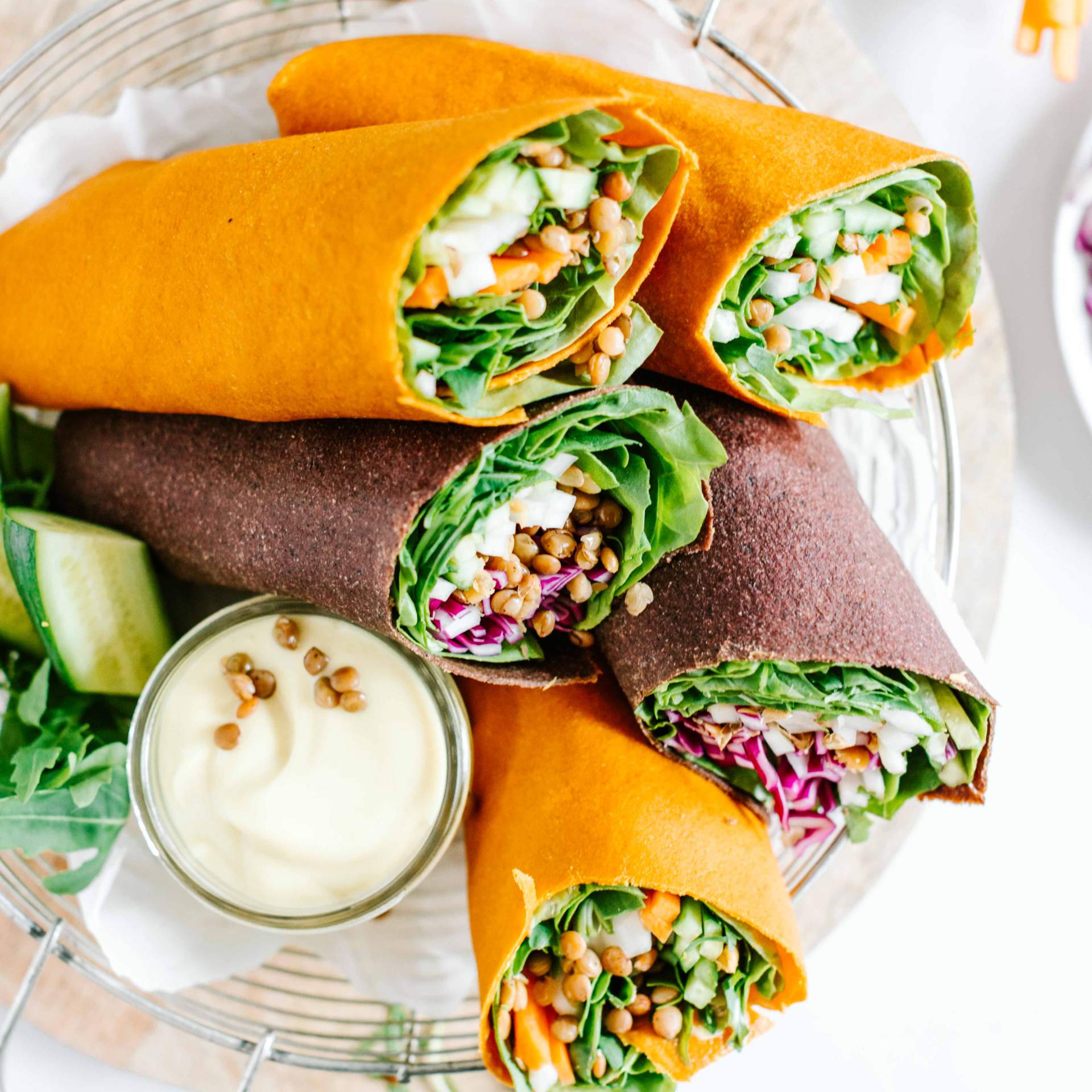 Tortilla Wraps gefüllt mir Linsen, Salat, Gemüse und einer Senfsauce