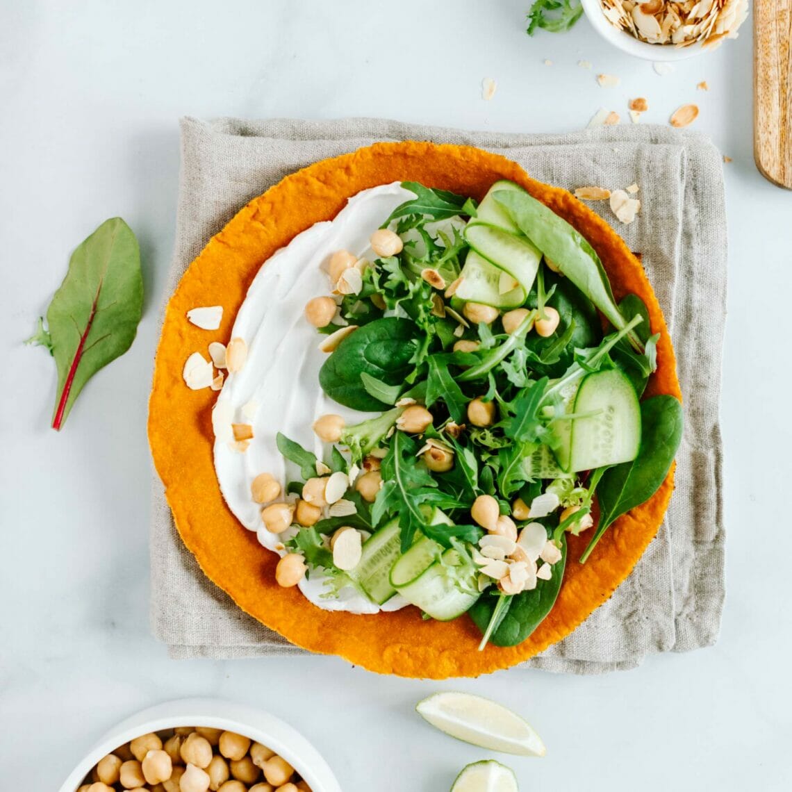 Karotten Tortilla Wrap mit Frischkäse, Salat, Gurke, Kichererbsen und Mandeln