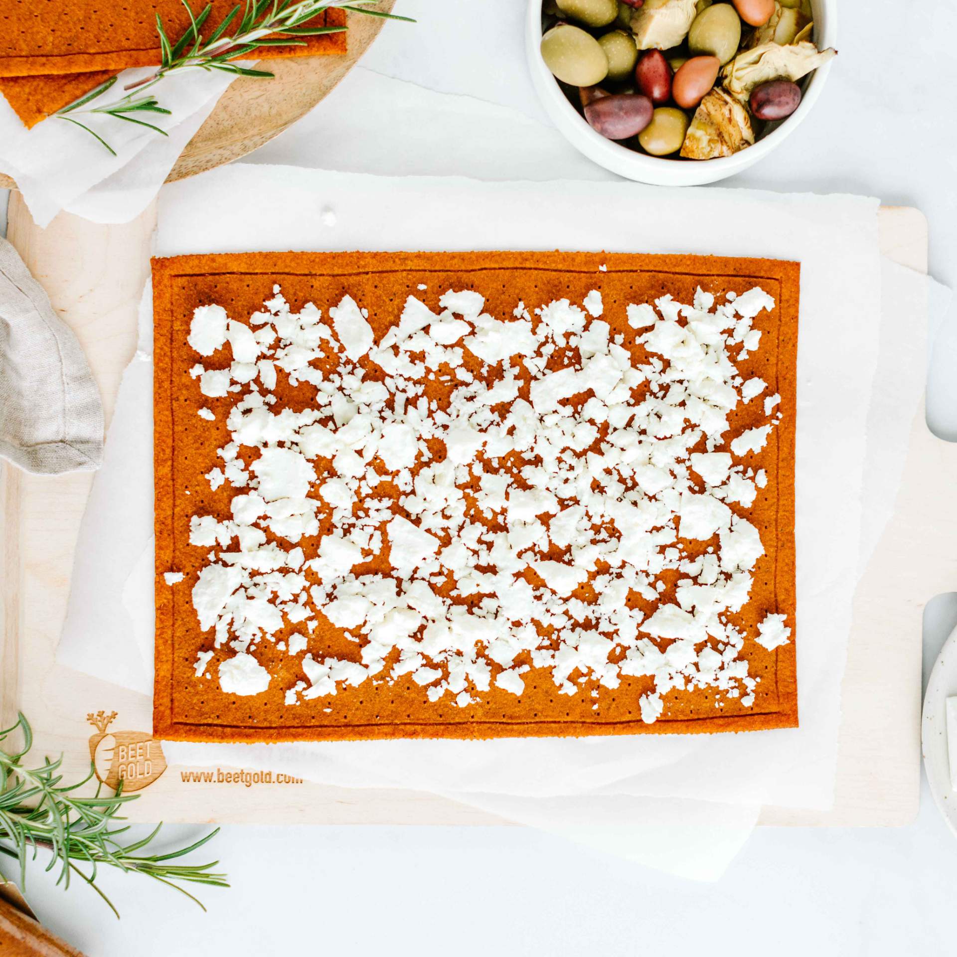 Feta Krümel auf einem Gemüse Pizzaboden