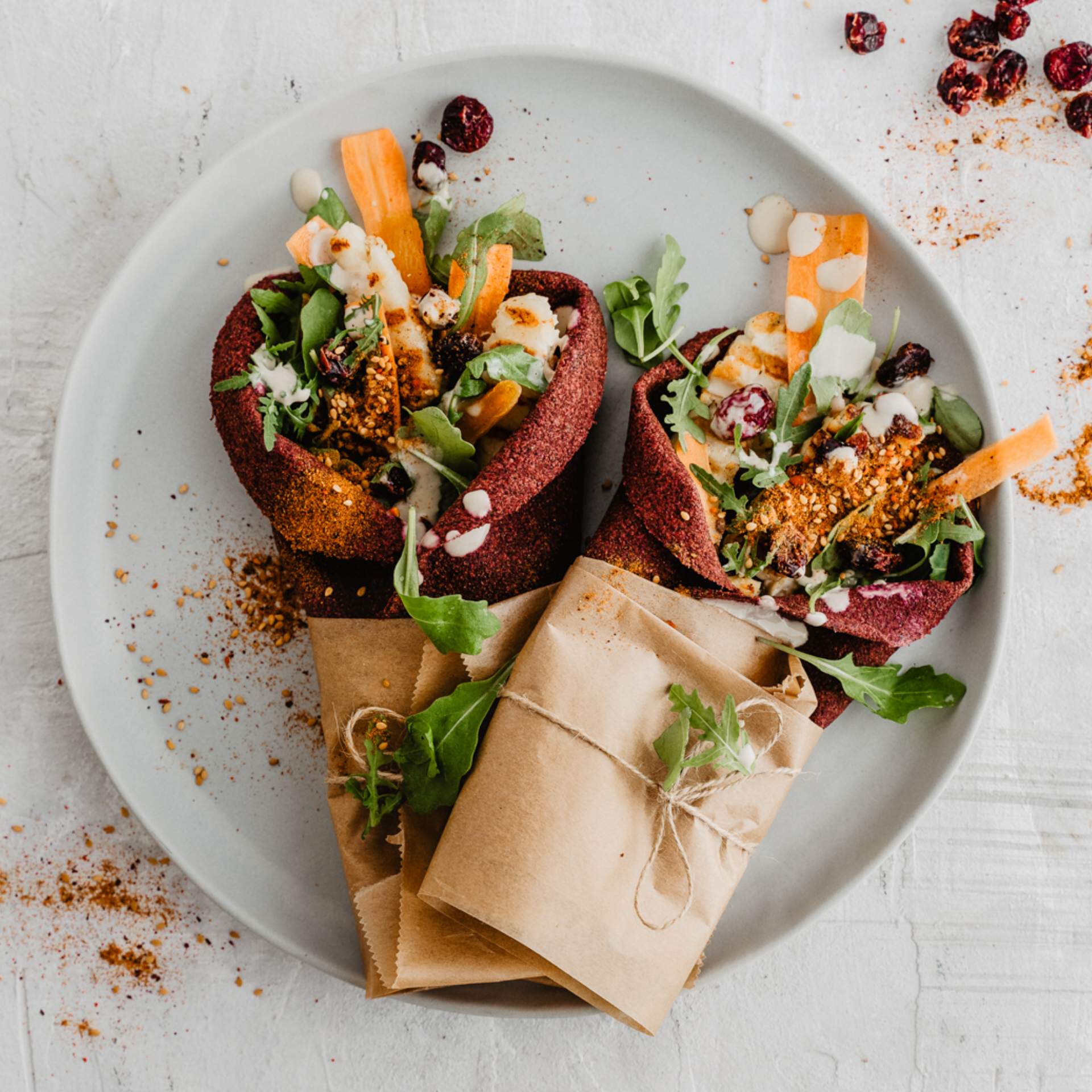 Vegetarische Rote Beete Wraps mit Halloumi, Cranberries und Tahini ...