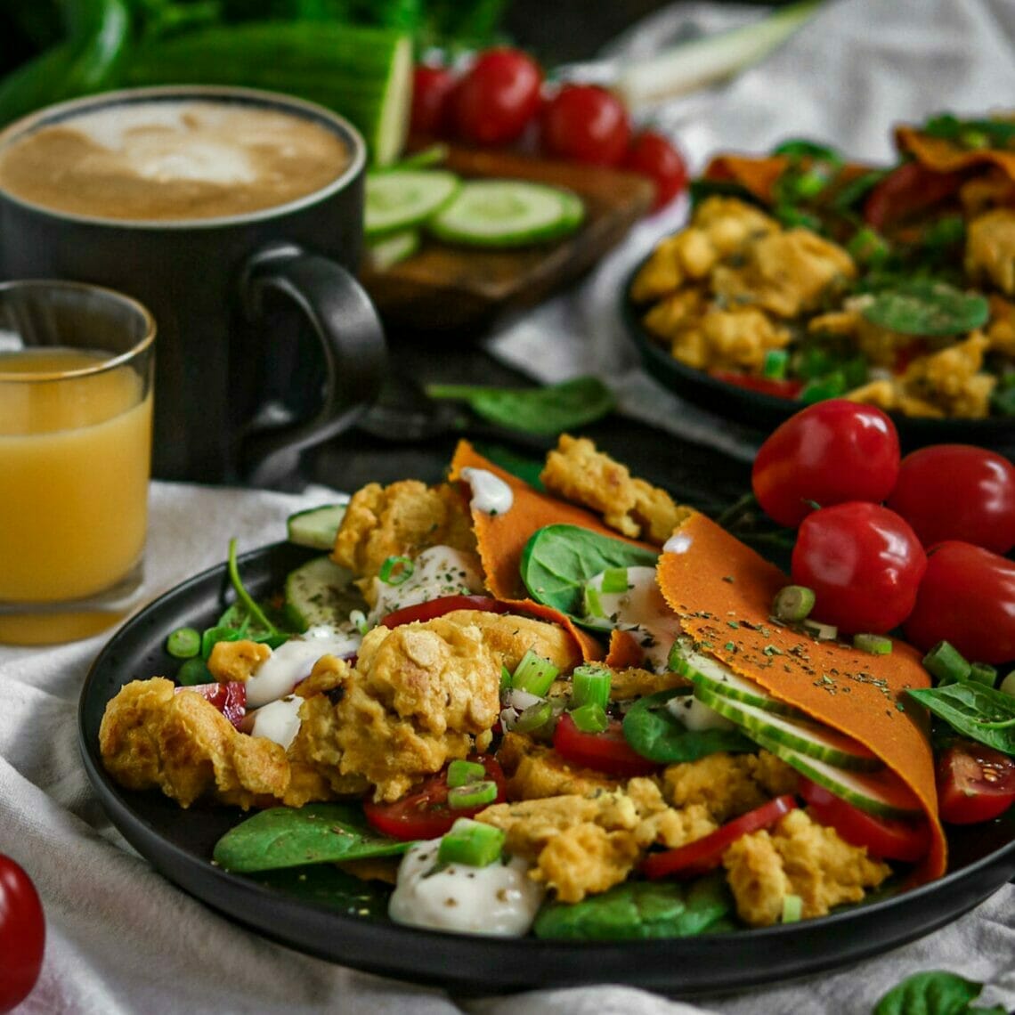 Frühstückstisch gedeckt mir Orangensaft, Tasse Kaffee und dem Frühstückstortilla