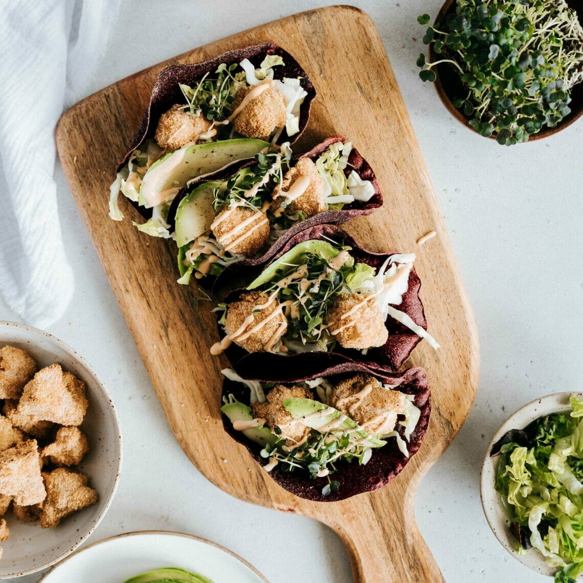 Rote Beete Tacos gefüllt mit Salar, Avocado und paniertem Blumenkohl