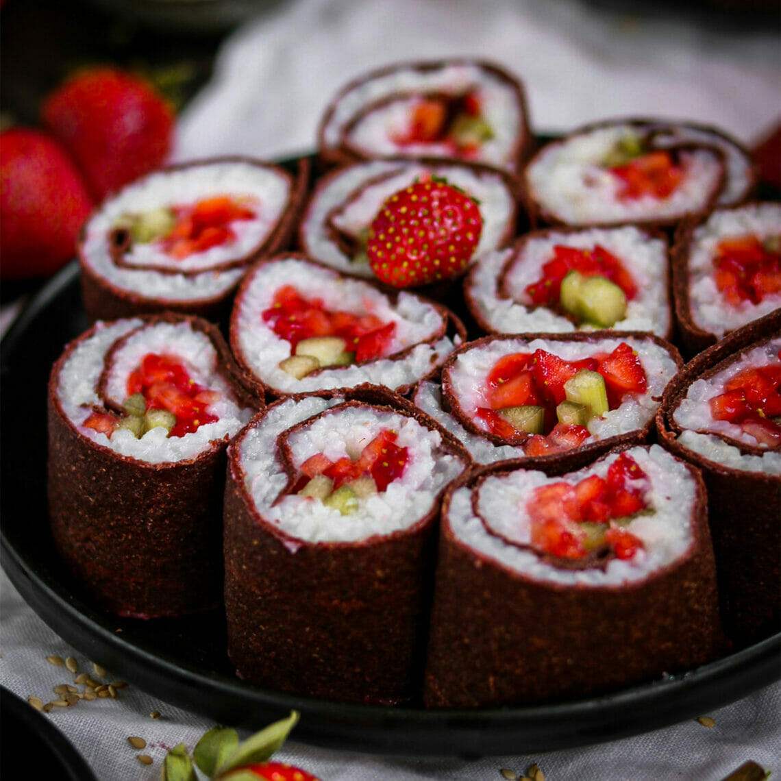Süßes Rote Beete Tortilla Sushi gefüllt mit Sushireis, Erdbeeren und Rhabarber
