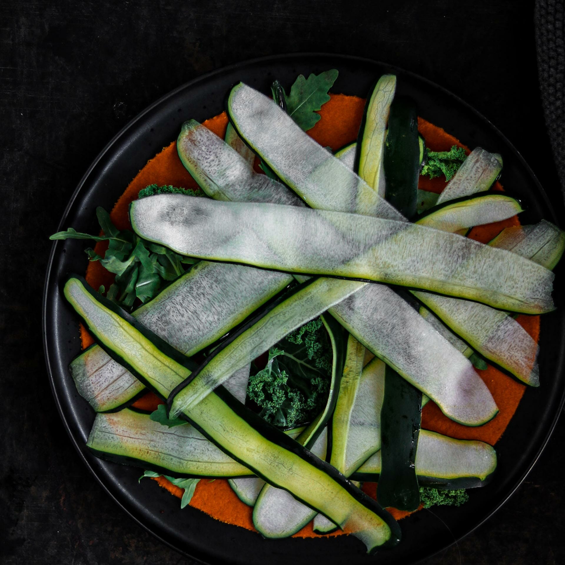 Karotten Tortilla Wrap mit Zucchini Scheiben, Grünkohl und Rucola