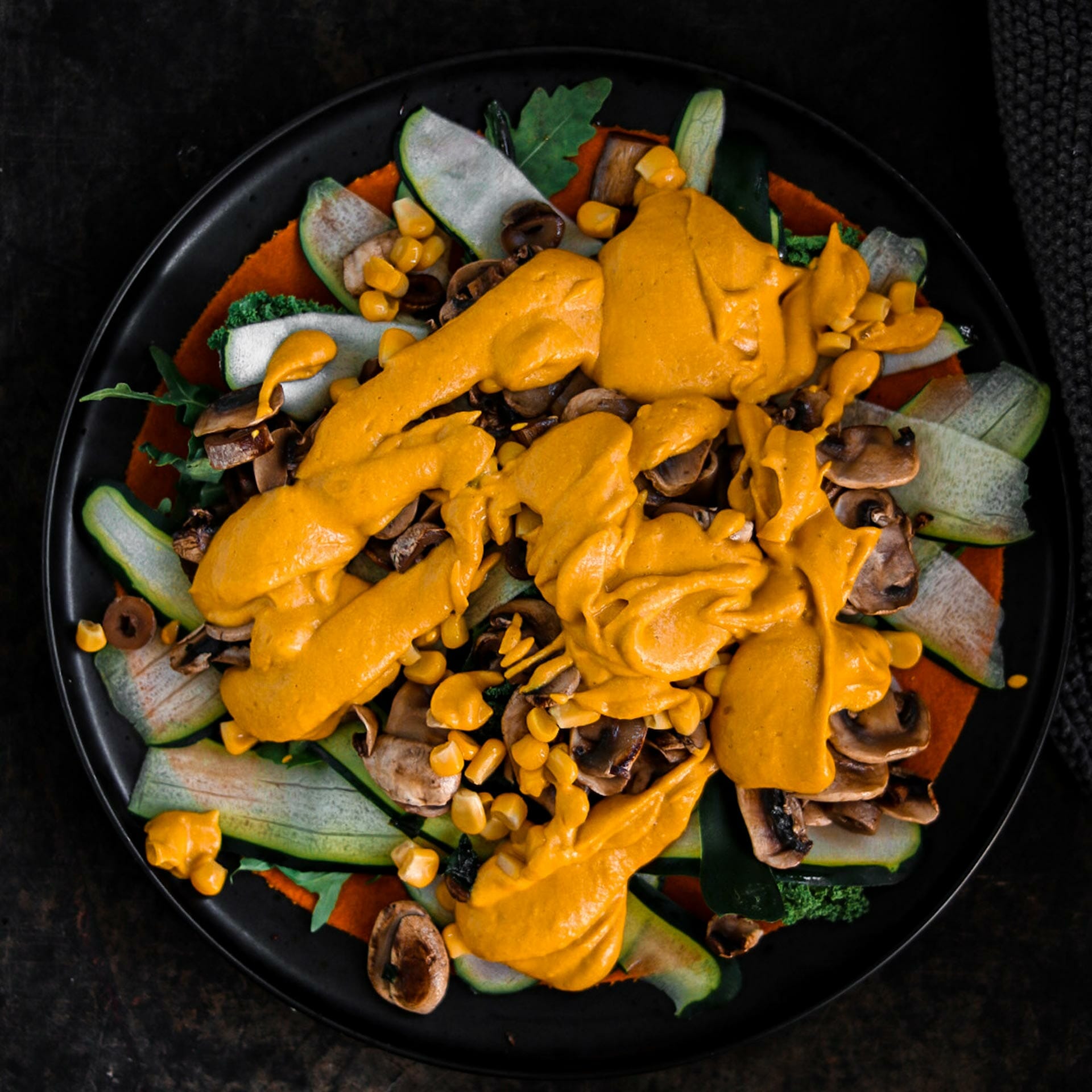 Karotten Tortilla Wrap mit Zucchini Scheiben, Grünkohl, Rucola, Pilzen, Mais und Kürbis-Käse-Sauce