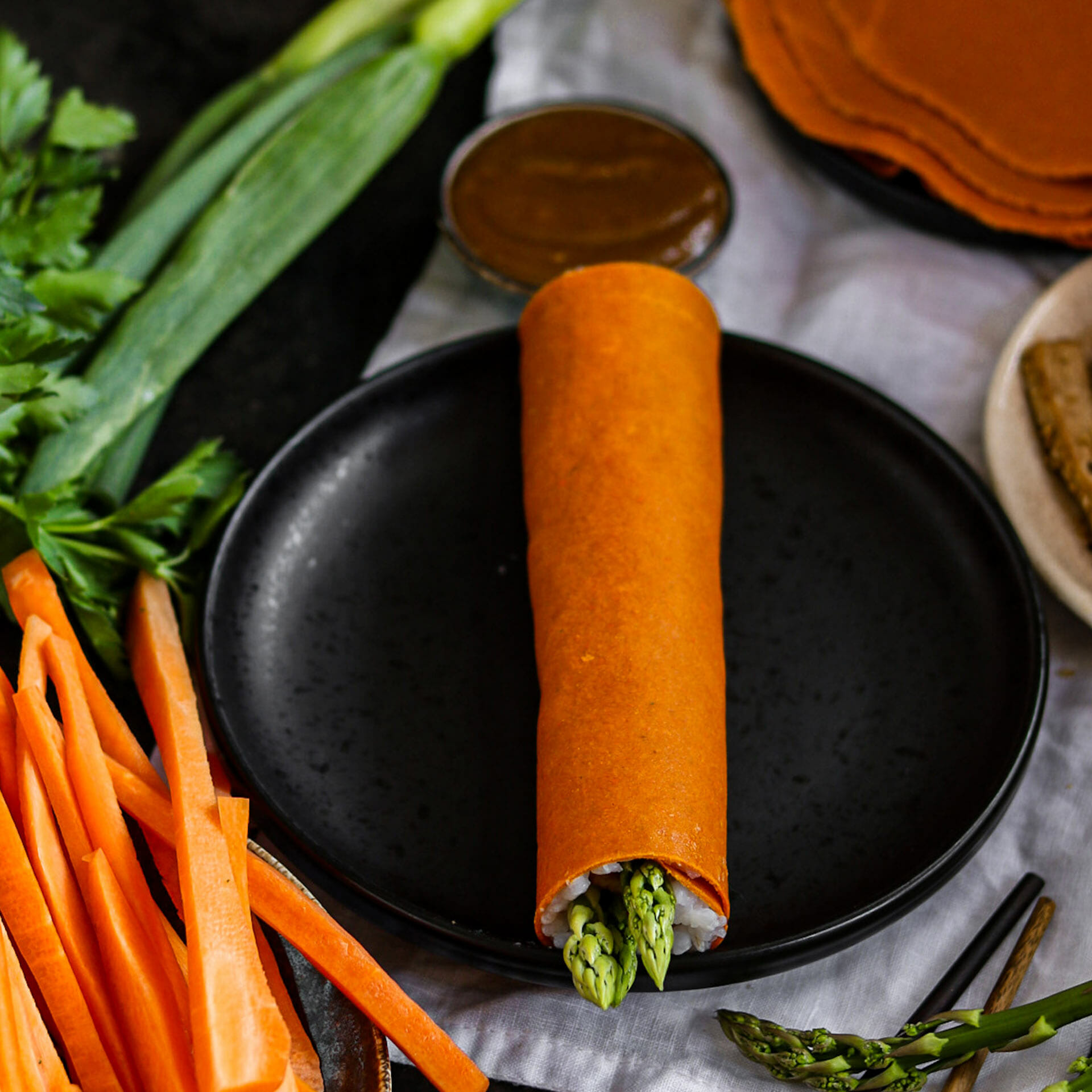 eingerollte Karotten Tortilla Rolle mit Sushireis und Spargel