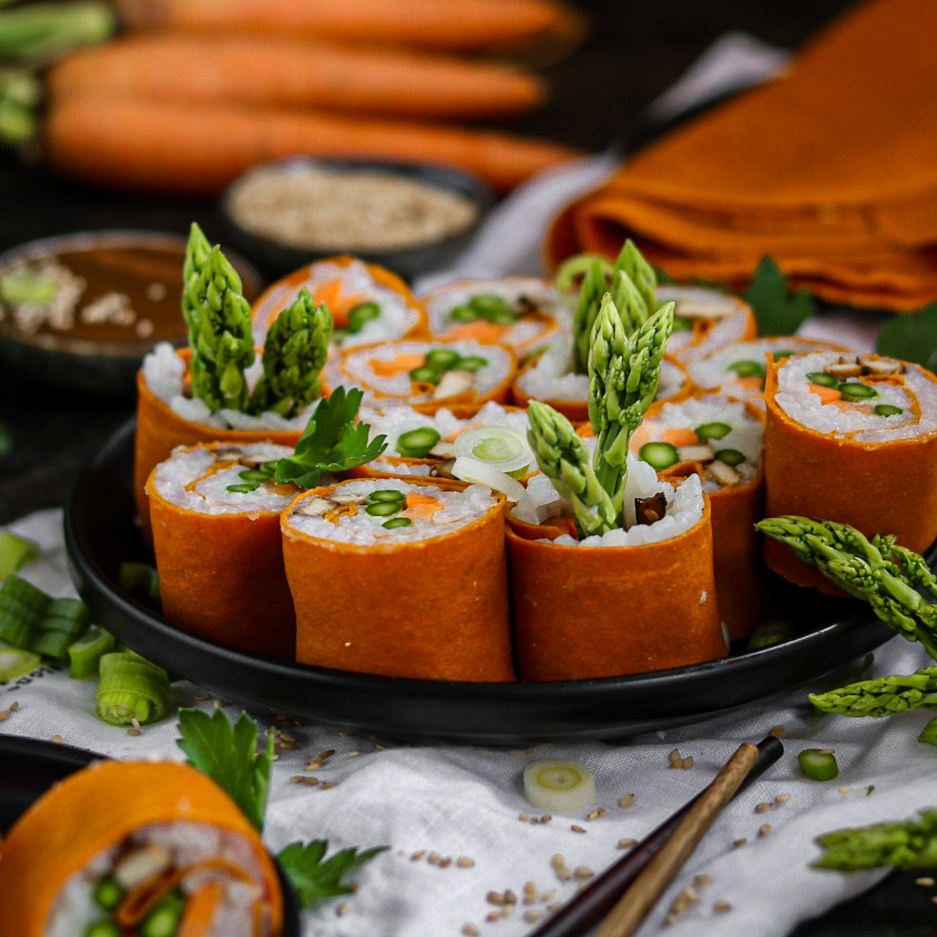 Karotten Tortilla verwendet als Nori Blatt für Sushi gefüllt mit Reis, Karotten und Spargel