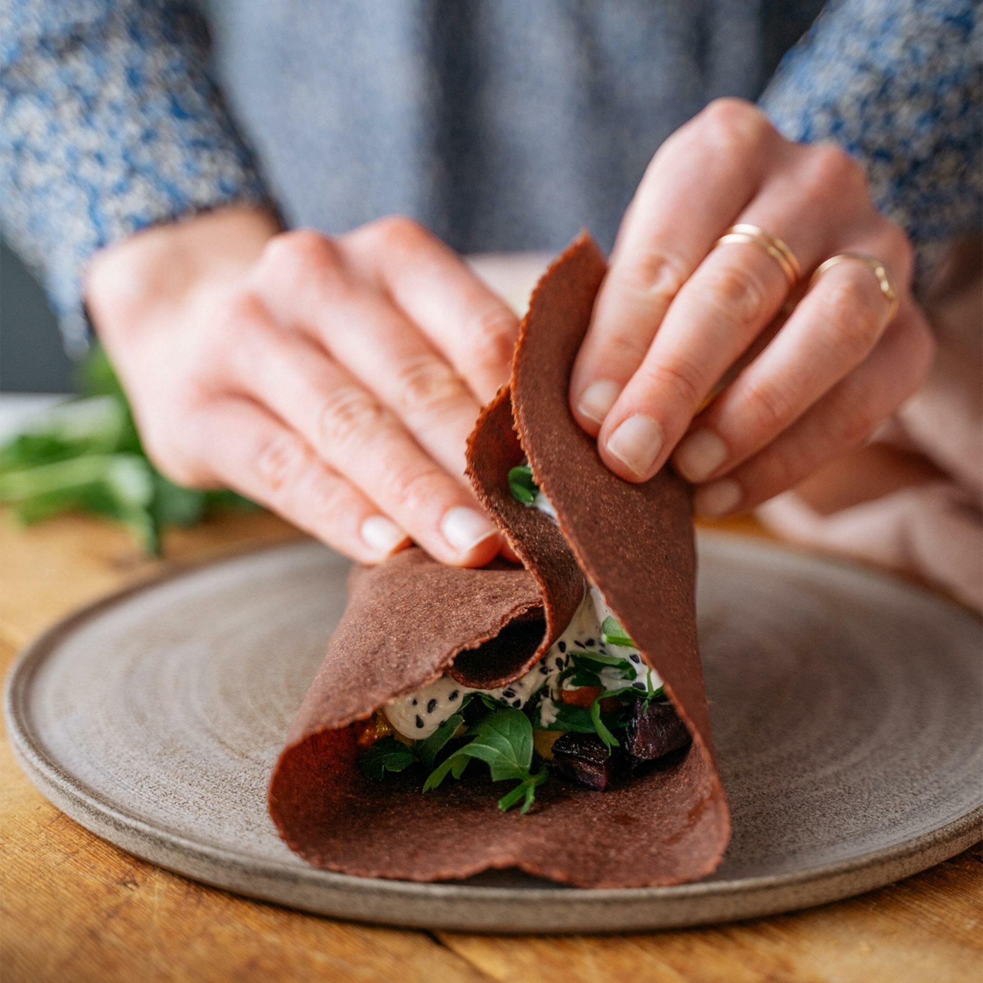 Rote Beete Tortilla Wrap wird eingefalten