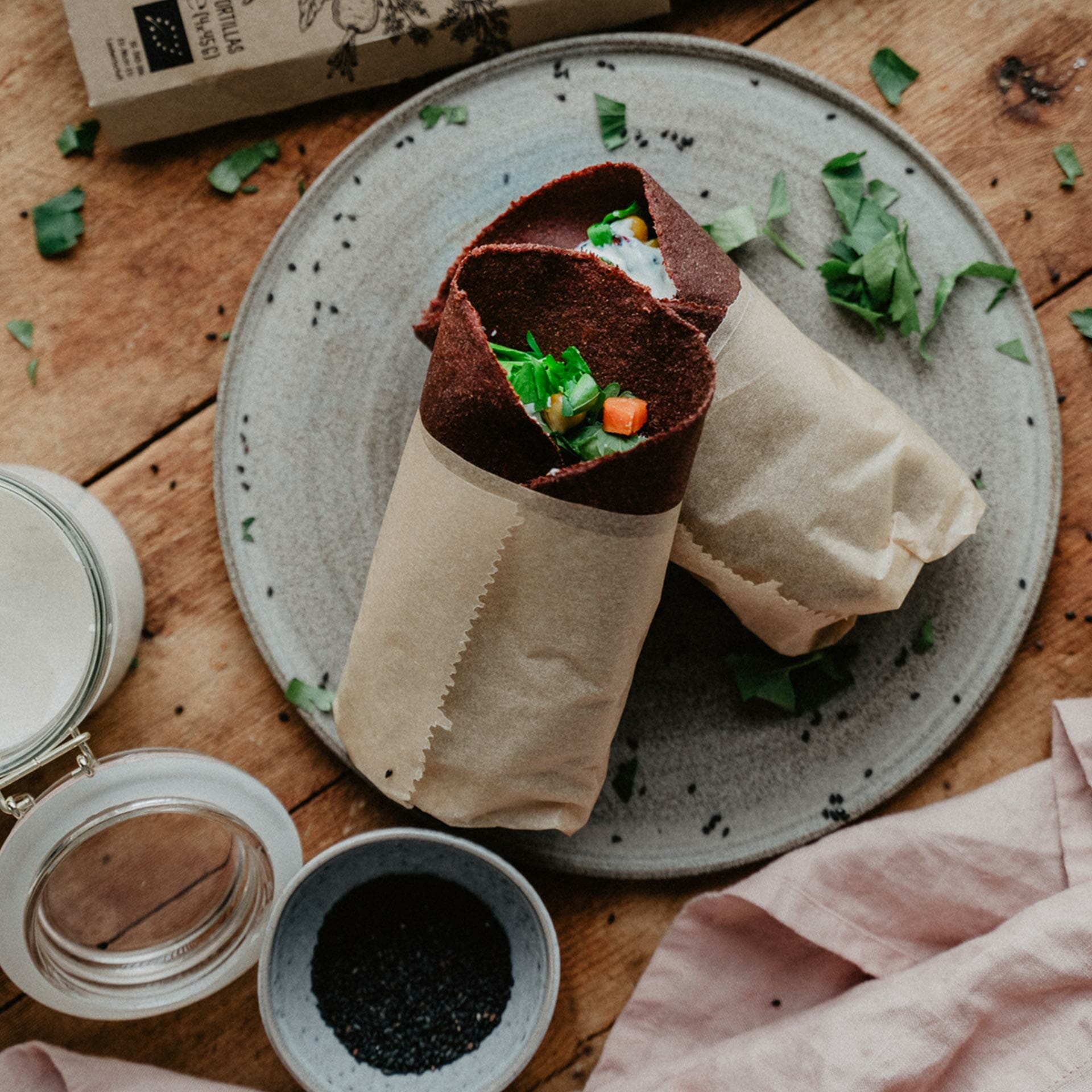 Zwei Rote Beete Tortilla Wraps mit Backpapierumschlag