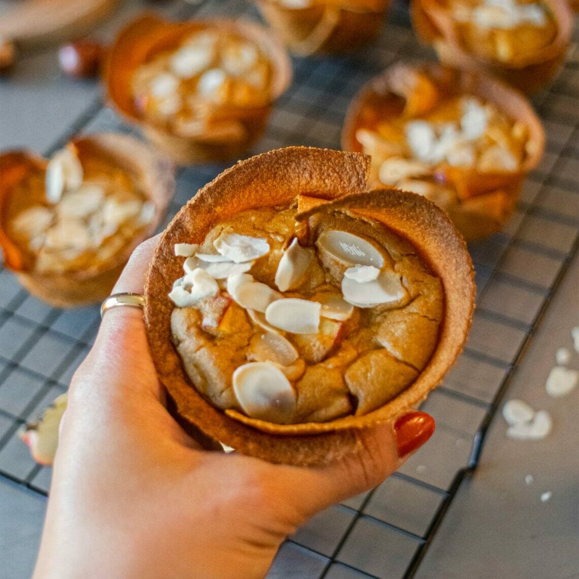 Pumpkin Pie Muffin in Hand gehalten