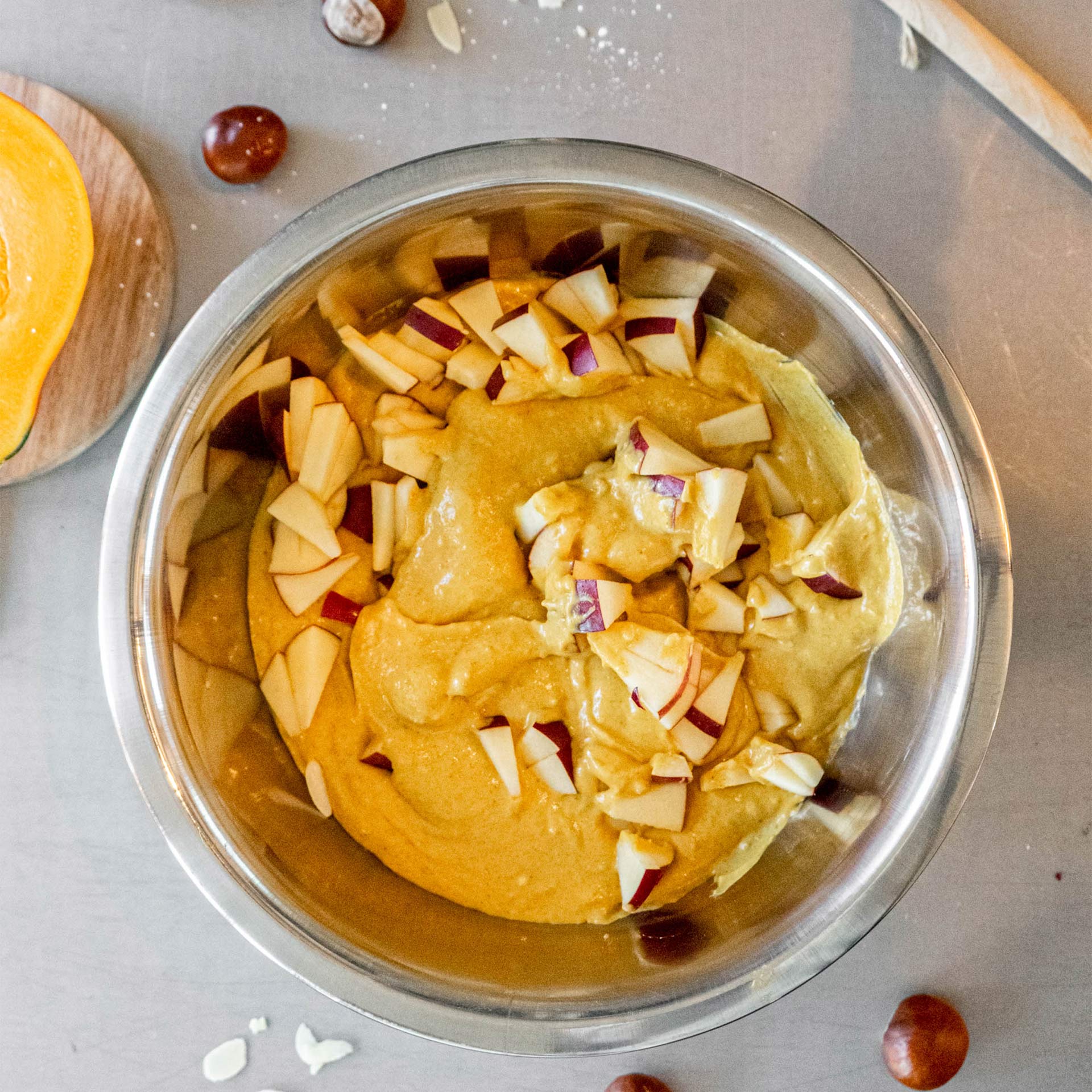 Teig Masse mit Apfel Stücken