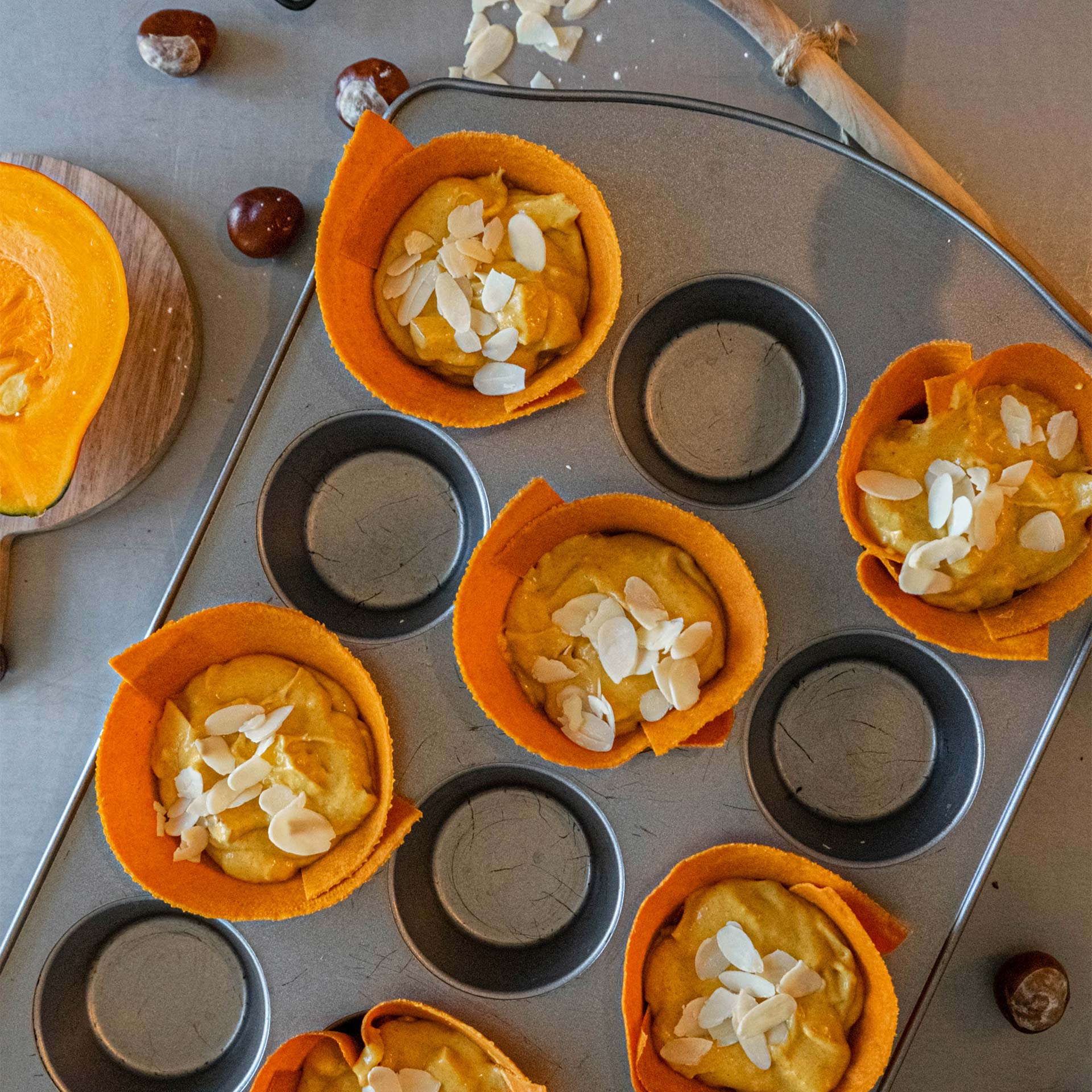 Karotten Tortilla Wraps als Muffinform gefüllt mit Teig und Mandeln