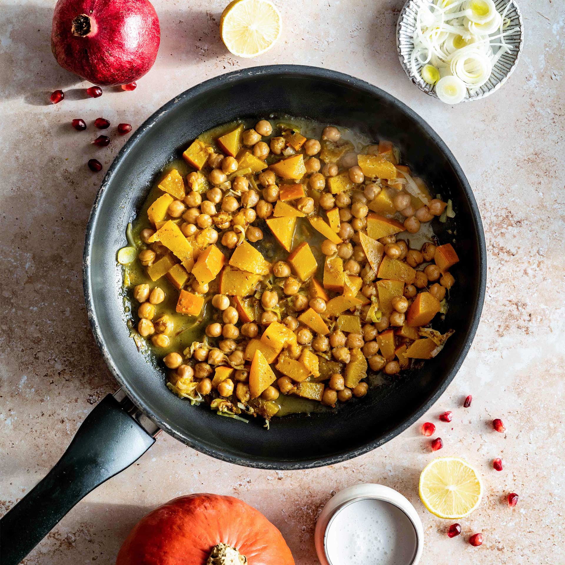 Pfanne mit Samosa Füllung: Kürbis, Kichererbsen und Gewürzen