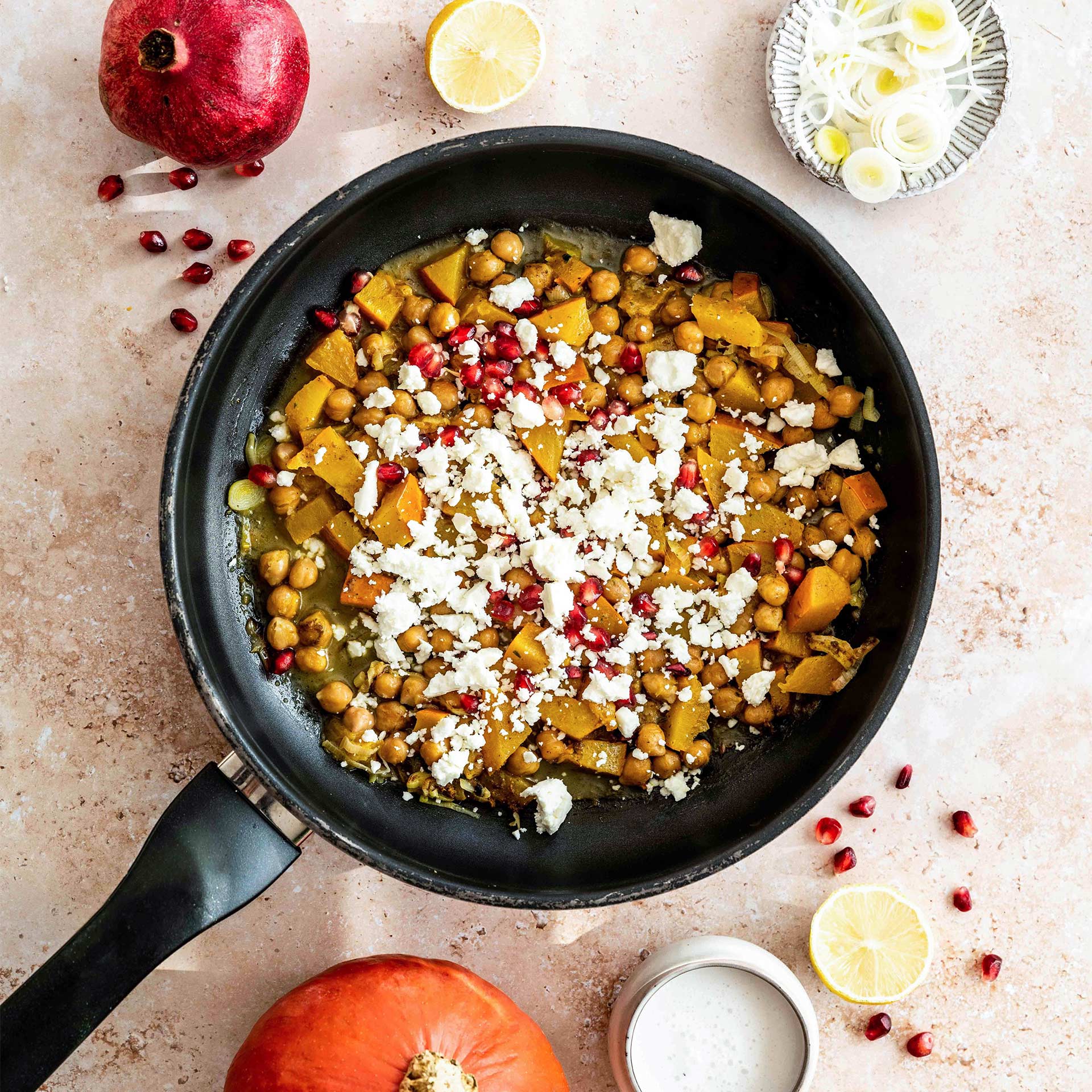 Pfanne mit Samosa Füllung: Kürbis, Kichererbsen, Granatapfelkerne, Feta und Gewürze