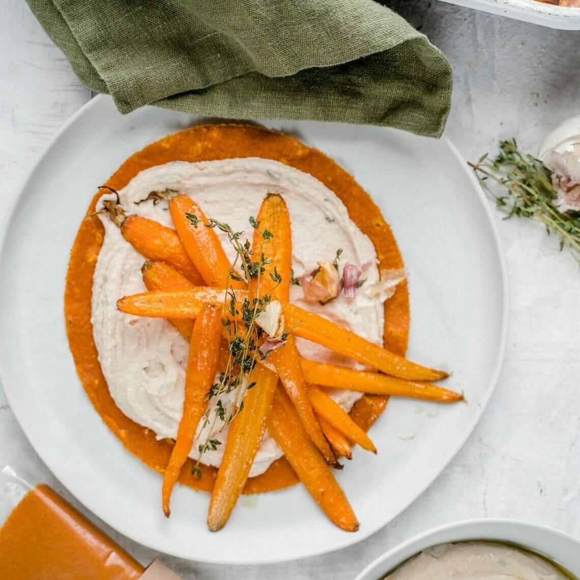 Geröstete Karotten und Thymian auf Bohnenpüree bestrichenem Tortilla Wrap