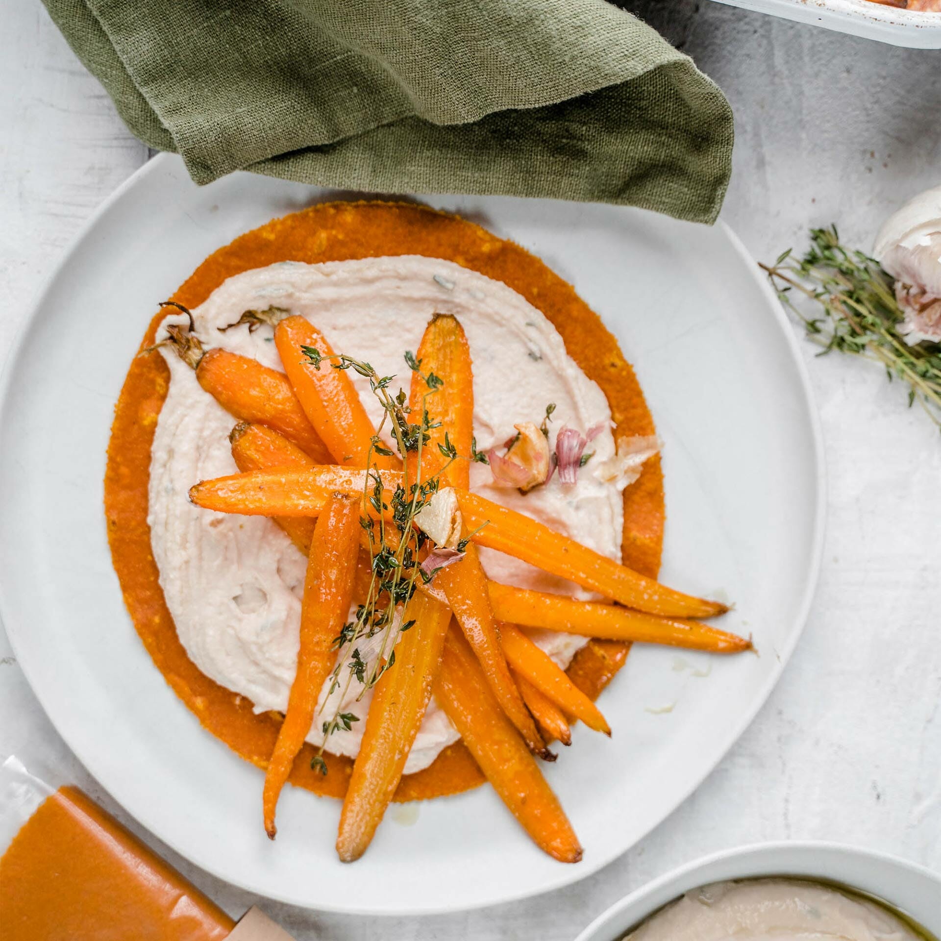 Geröstete Karotten und Thymian auf Bohnenpüree bestrichenem Tortilla Wrap