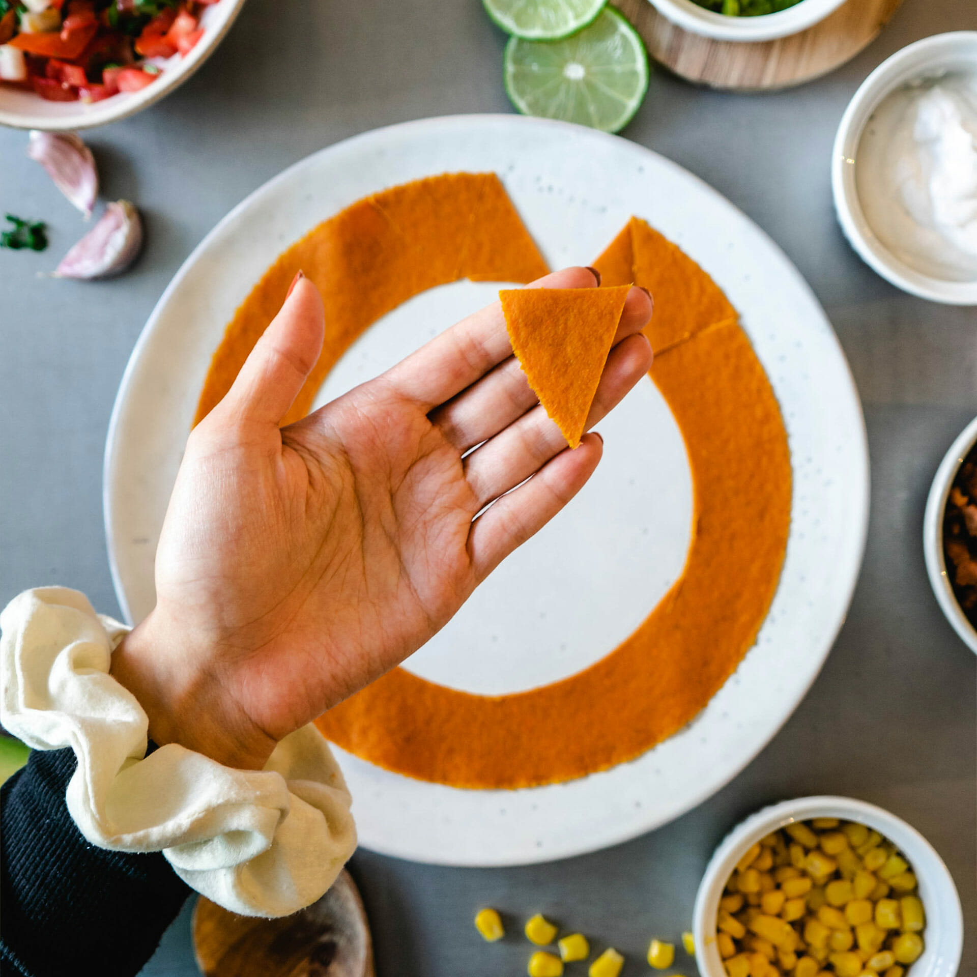Karotten Tortilla Rand wird in Dreiecke geschnitten