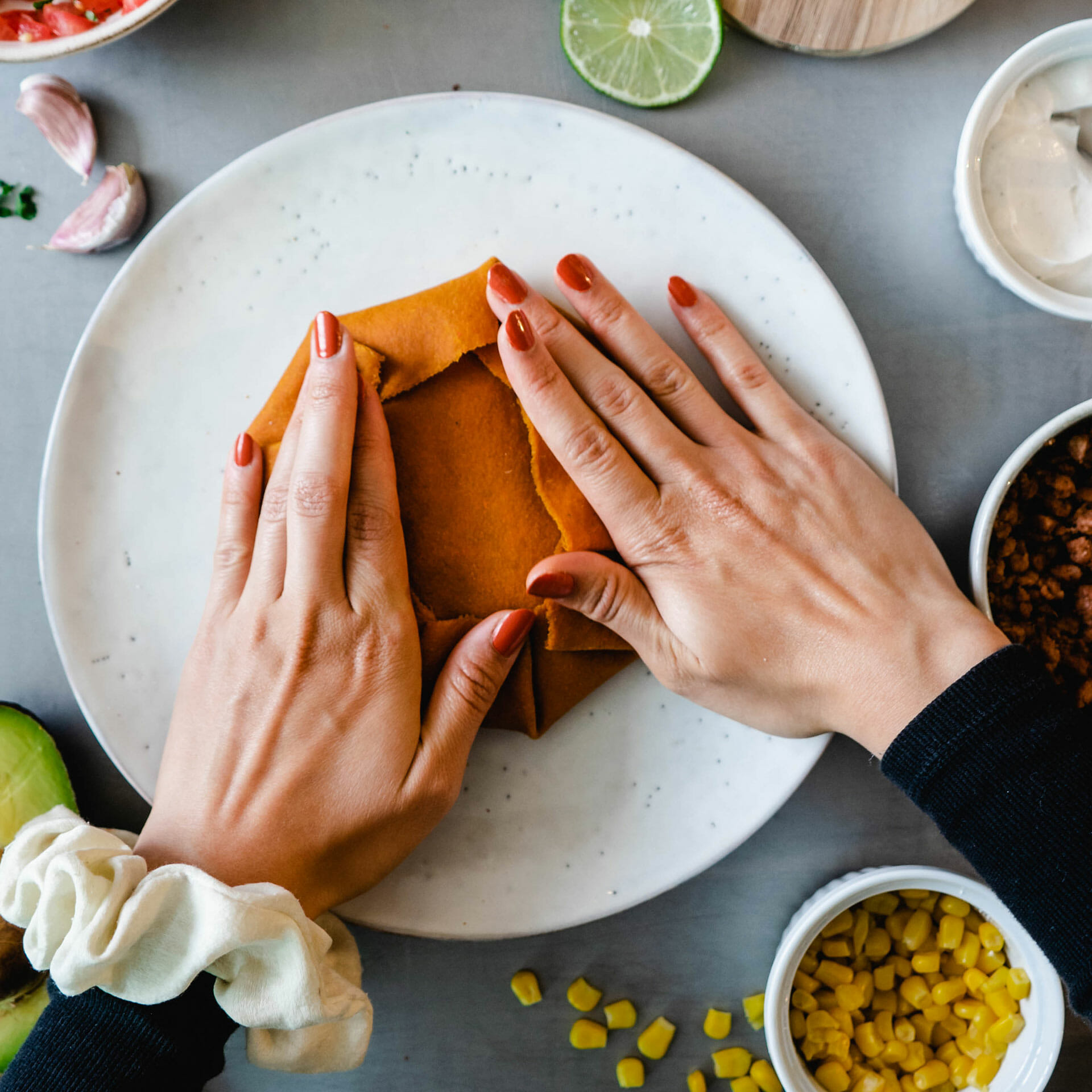 Karotten Tortilla Wrap wird eingefaltet