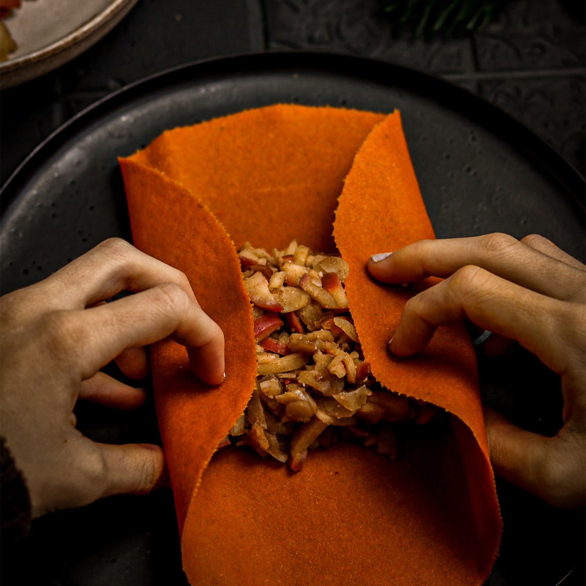 Karotten Tortilla Wrap mit Bratapfelfüllung und eingeklappten Seiten