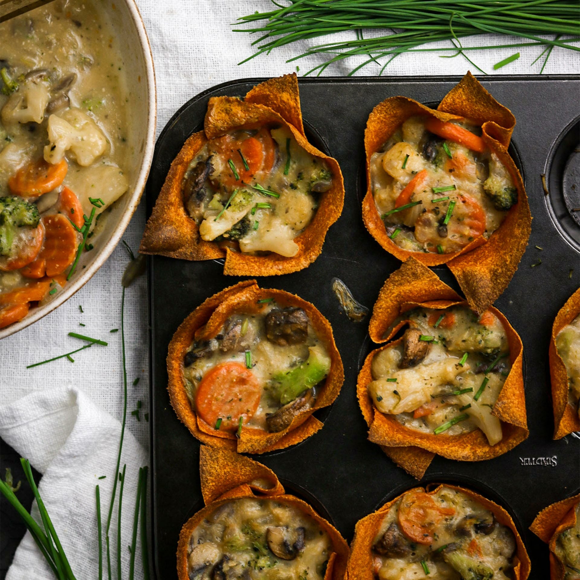 Gebackene Karotten Tortillas als Muffin Cups in Muffinform mit Frikassee Füllung
