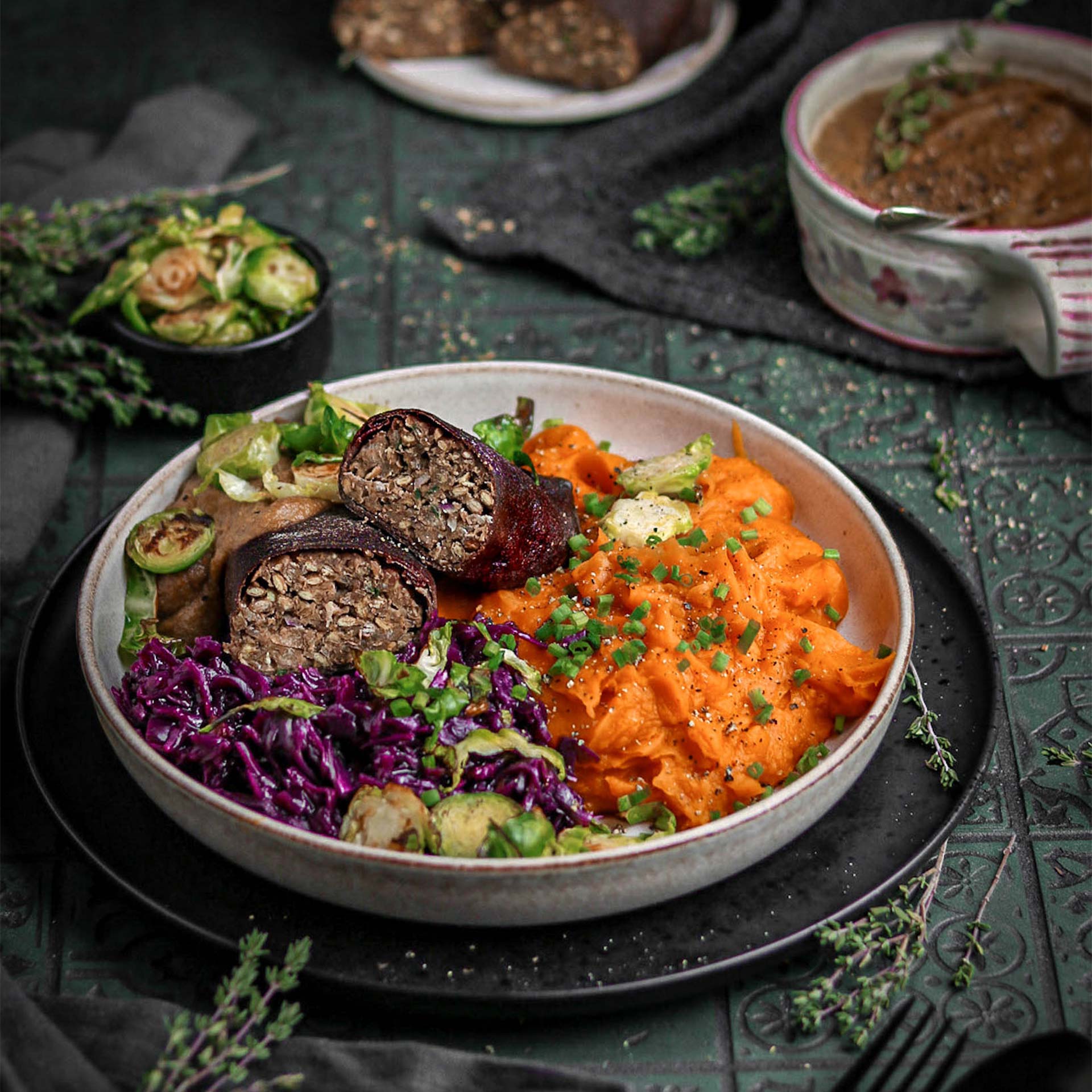 Linsenbraten mit Rote Beete Tortilla Wrap, Rotkraut, geröstetem Rosenkohl und Kürbispüree