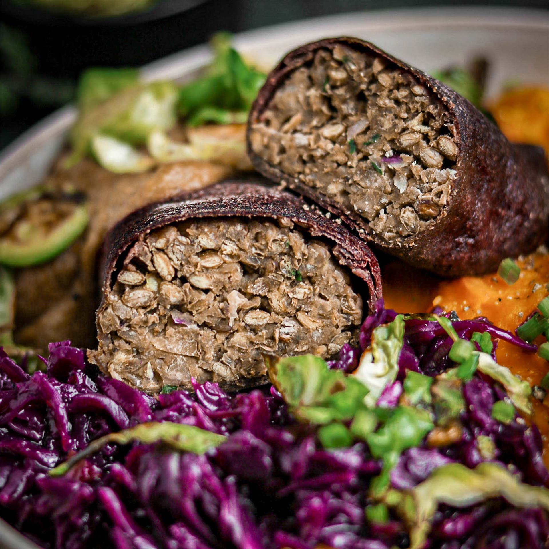 Rotkraut mit Rote Beete Tortilla als Linsenbratenhülle