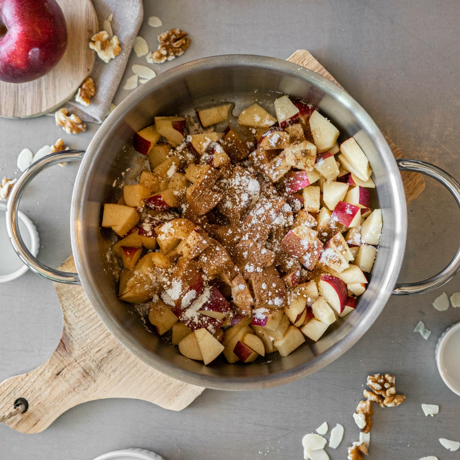 kleingeschnittene Äpfel in einem Top mit Zimt und Speisestärke