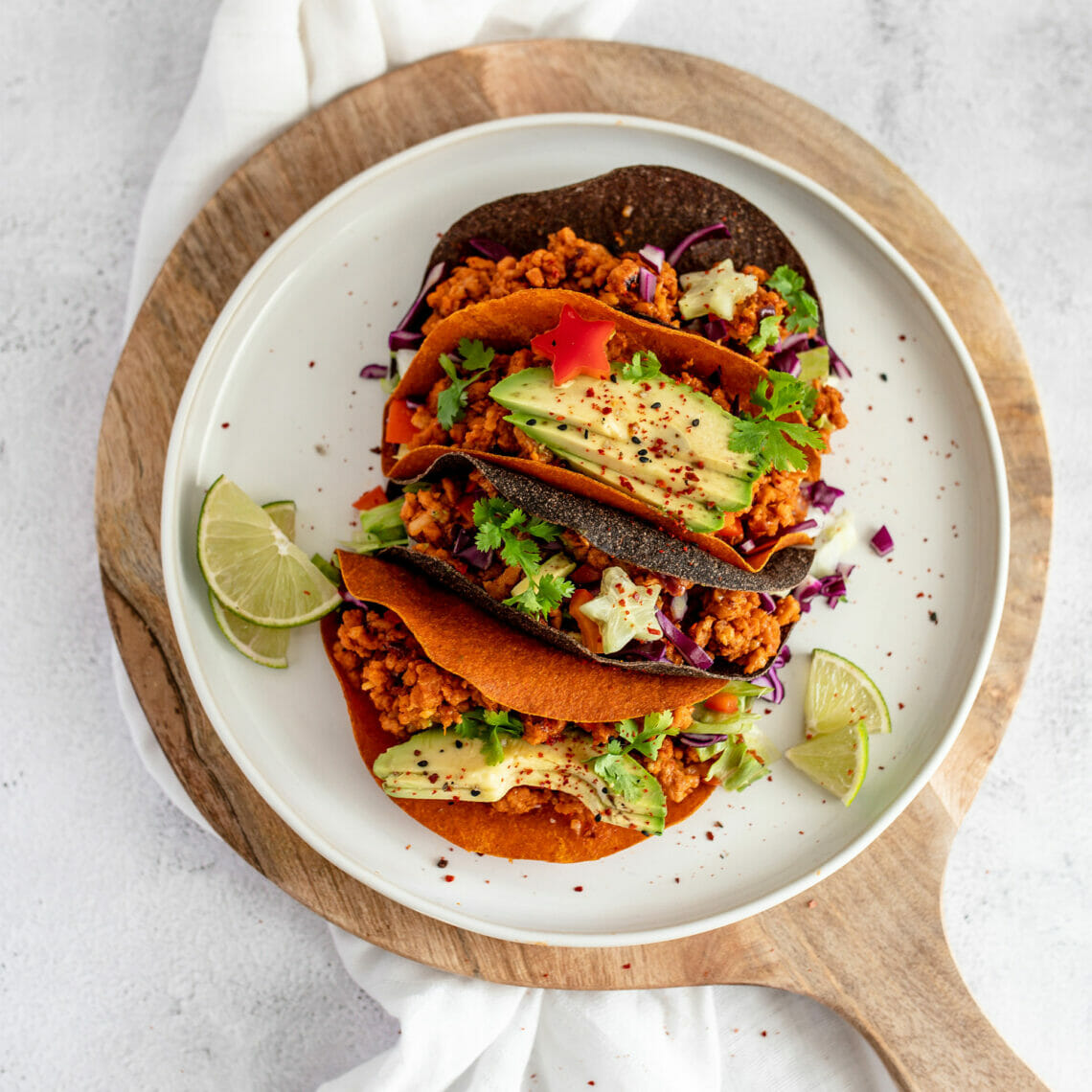 Rote Beete und Karotten Tortilla Tacos gefüllt mit Avocado, Petersilie und Sojahack