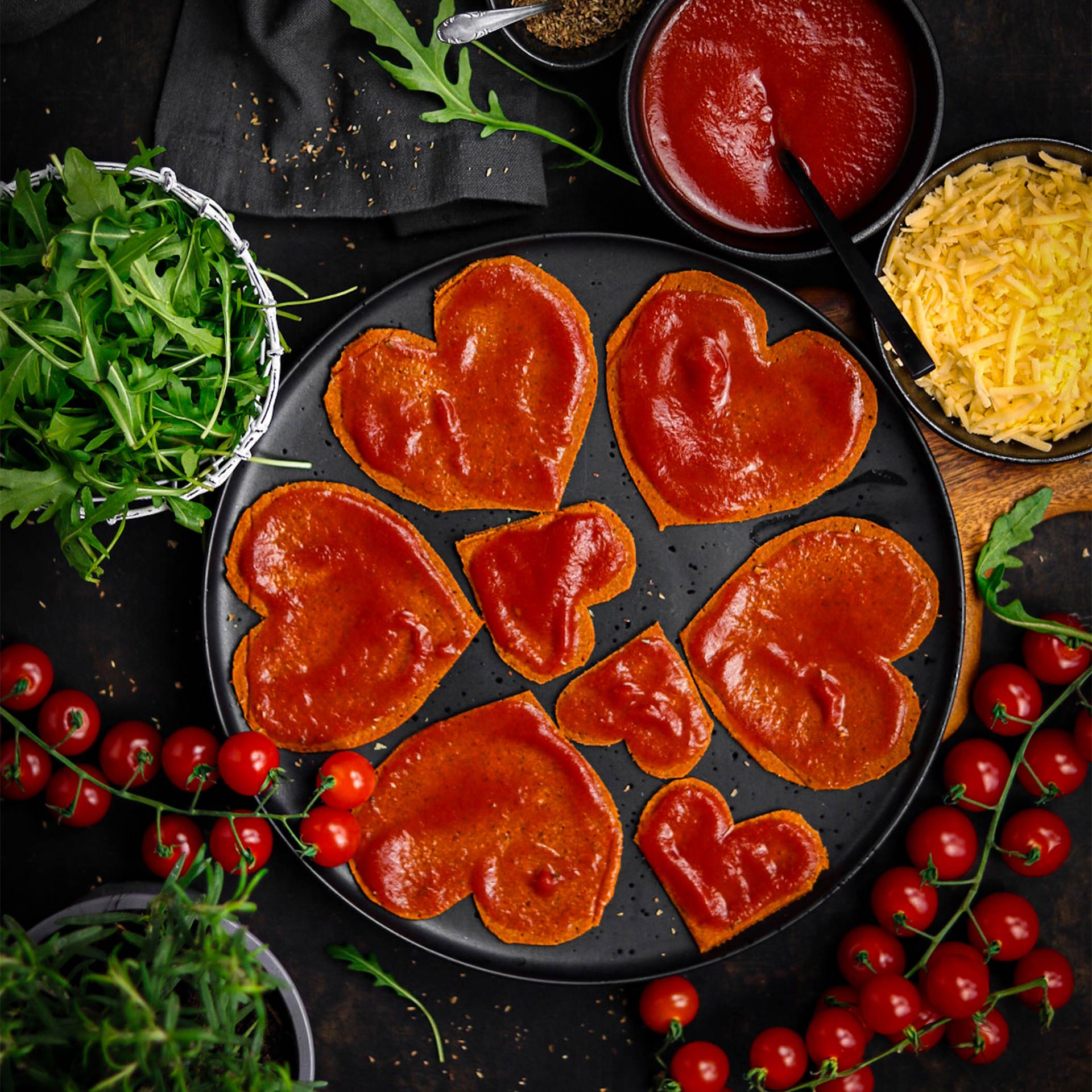 Herzen aus Pizzaboden mit Tomatensauce