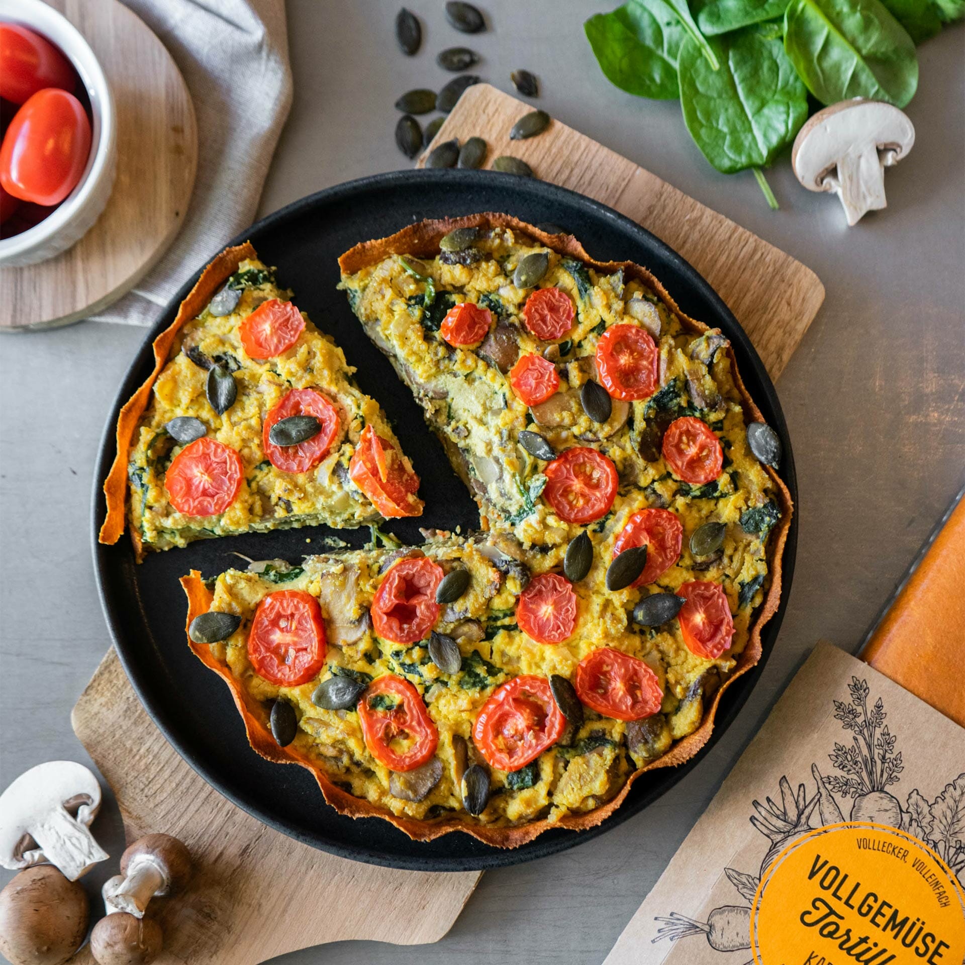 Karotten Gemüse Tortilla Wrap als Quiche Teig mit Spinat, Champignons, Tomaten und Kürbiskernen