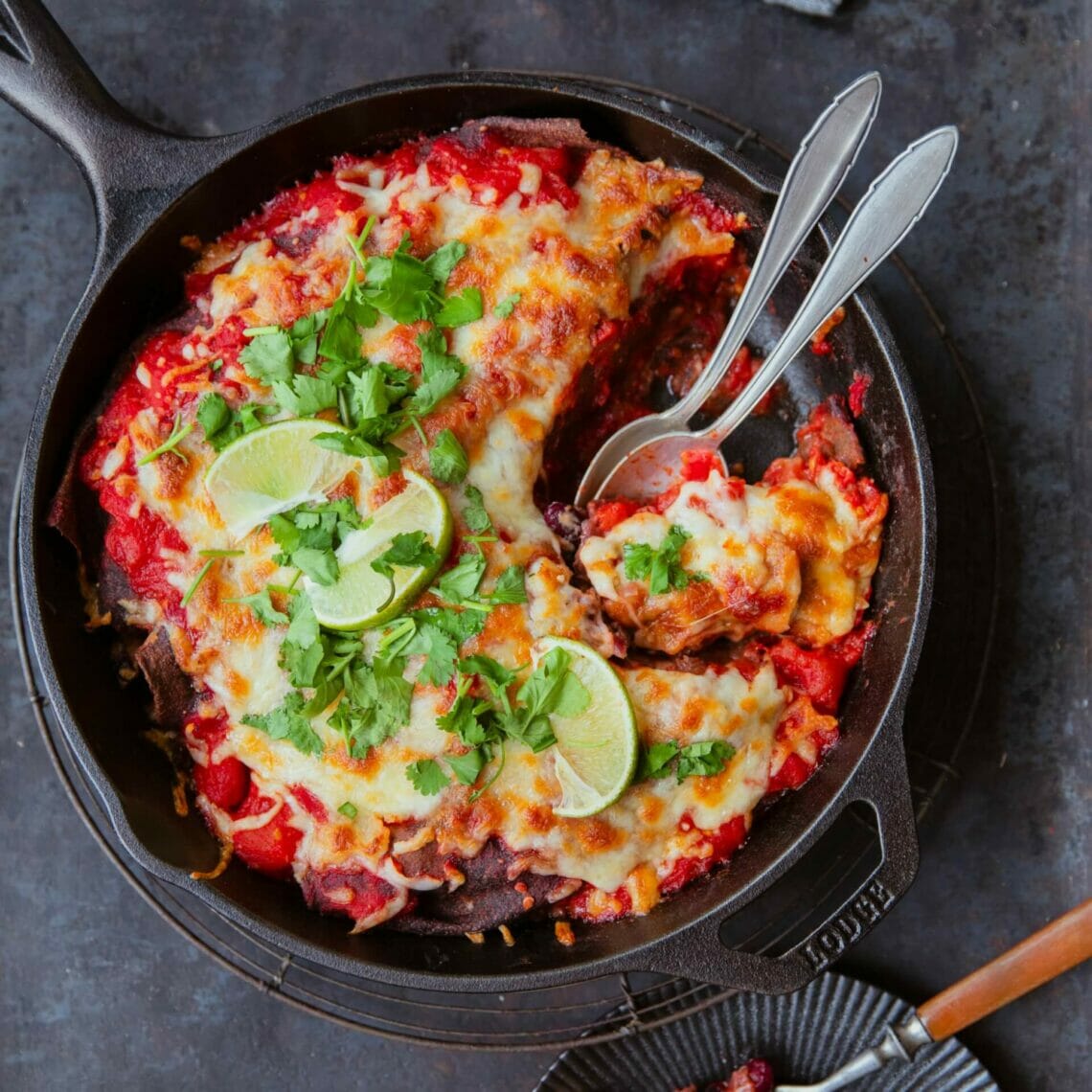 Enchiladas mit Rote Beete Tortillas überbacken mit Käse, getoppt mir Limetten und Koriander